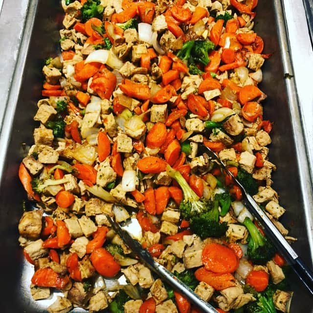 コンスタンス・マリーさんのインスタグラム写真 - (コンスタンス・マリーInstagram)「That’s right!! It’s #MeatlessMonday! Here’s one of my favorite meals!!! Vegan chicken stir fry with broccoli & carrots!! Just add noodles & presto. No animal deaths are involved in the making of this yummy meal!! Ps. If you say you care about climate change but aren’t even doing one meatless day a week, um, well, animal factory farming contributes more to climate change than the automotive industry. Look it up! Oh! And #BonAppetite #Vegan #Vegetarian」12月31日 4時01分 - goconstance