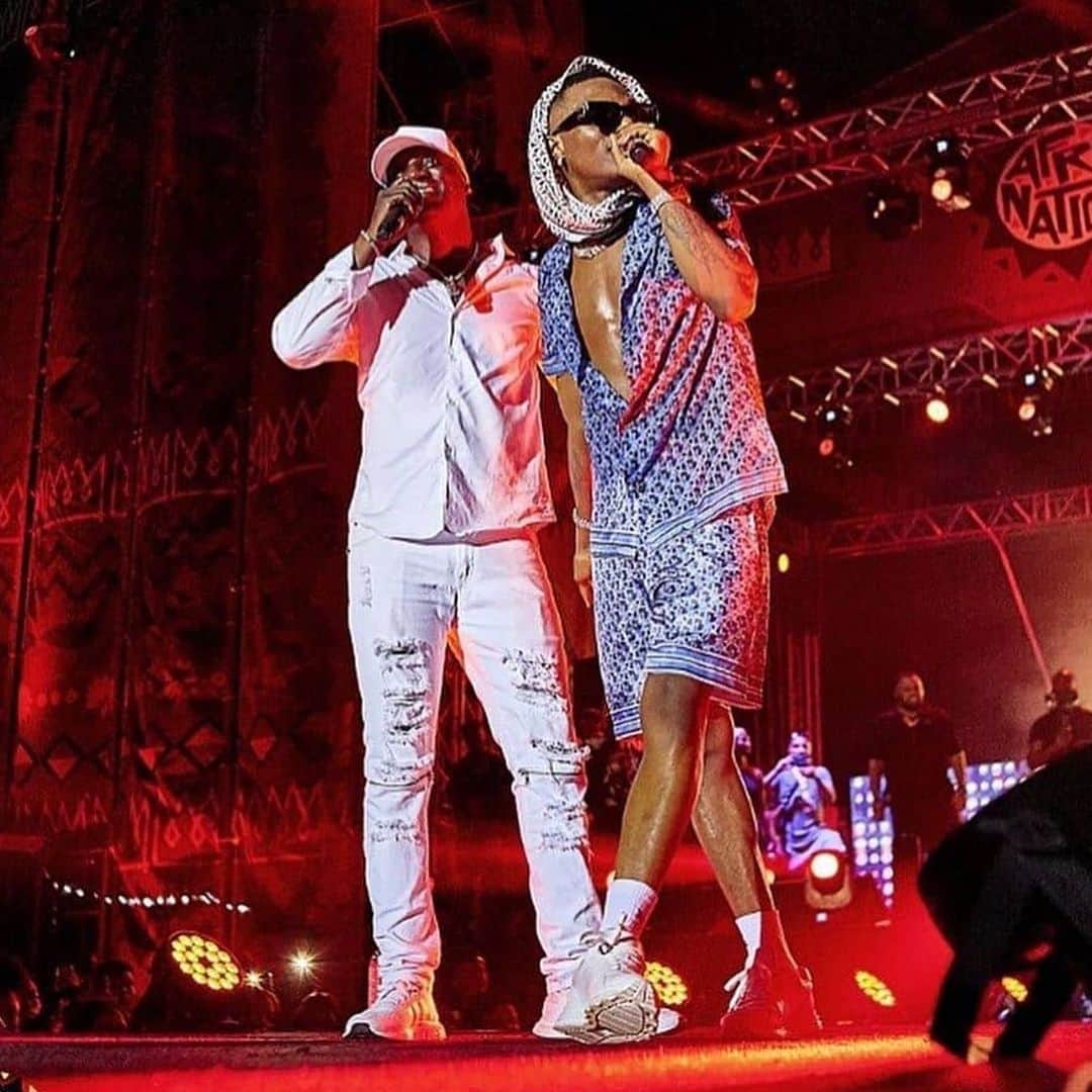 エイコンのインスタグラム：「Me and my lil bro @wizkidayo at AFRONATION Ghana!」