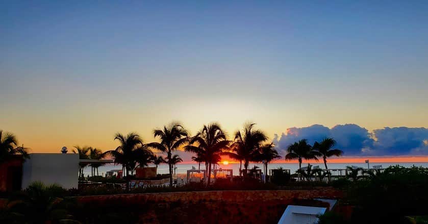 アフィオン・クロケットさんのインスタグラム写真 - (アフィオン・クロケットInstagram)「I call this post “Winter” 🏝🌊🌤👑😍 . . #affioncrockett #vacay #summerwinter #palmtreelove #oceanlove #views」12月31日 4時11分 - affioncrockett
