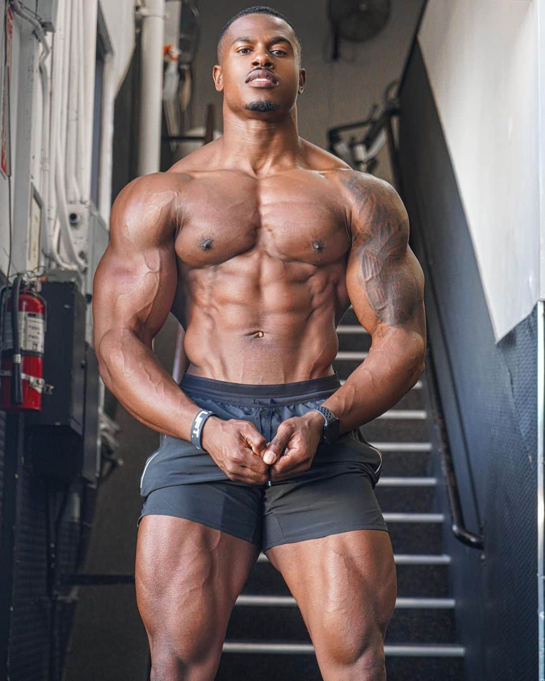 Simeon Pandaさんのインスタグラム写真 - (Simeon PandaInstagram)「I want to help you train! Visit my YouTube Channel: @simeonpanda for FREE diet tips and training routines, or download programs at 📲 SIMEONPANDA.COM⁣⁣⁣ | Follow @innosupps ⚡️ for the supplements I use👌🏾」12月31日 4時11分 - simeonpanda