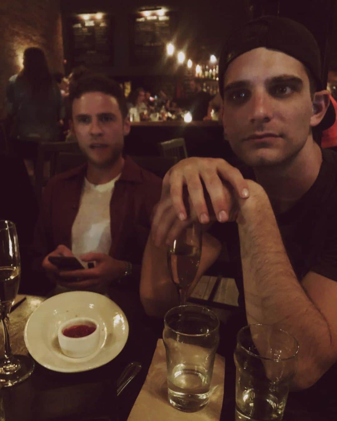 クロエ・ベネットのインスタグラム：「Happy birthday to my twin alien cokie baba kweeee @jjward12  and iain, I guess also. @iain_decaestecker」