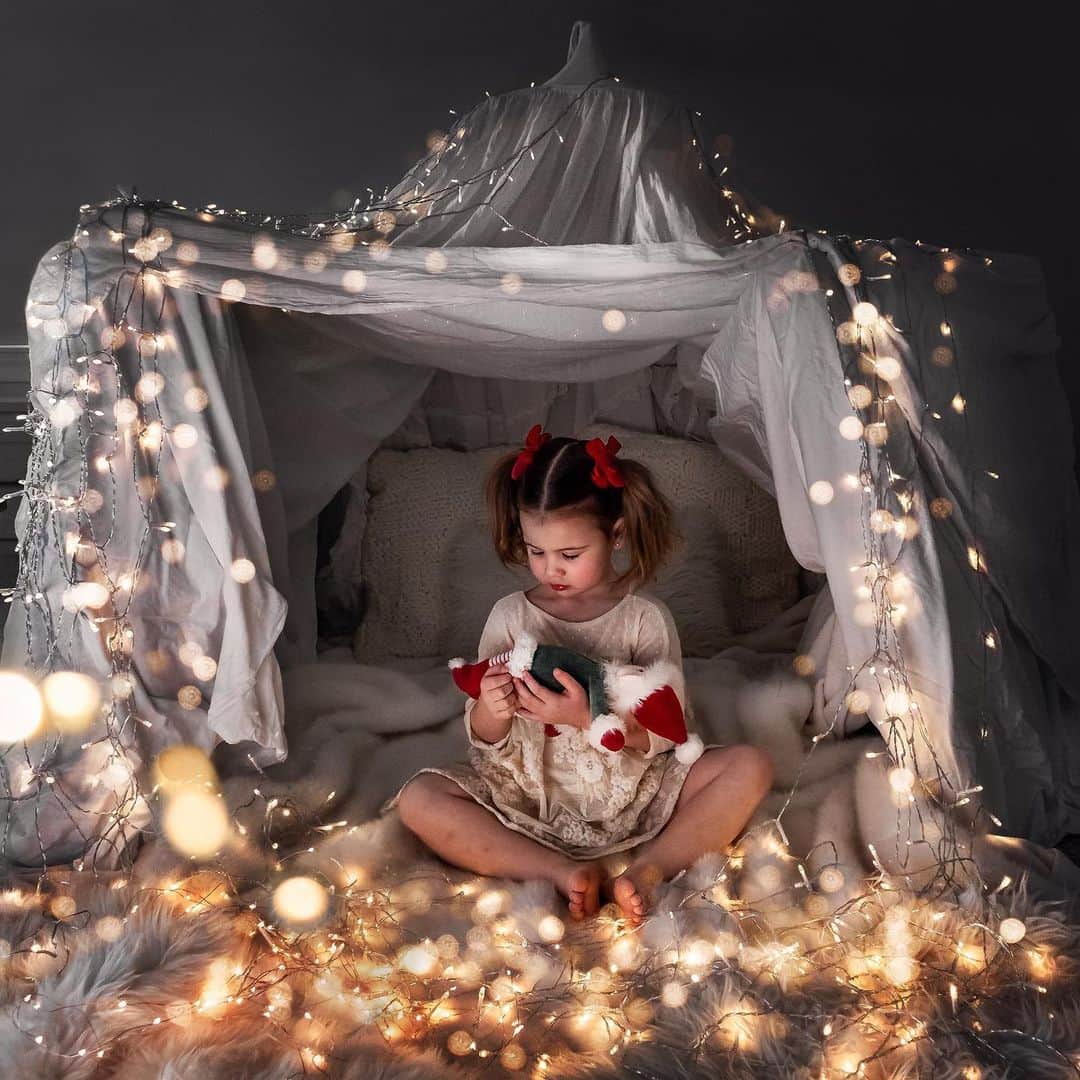 CANON USAさんのインスタグラム写真 - (CANON USAInstagram)「"A dreamy pillow fort for my girl and her baby elf ✨ Christmas is such a magical time for children. I love seeing it through their eyes🎄 I took this image with the amazing Canon EOS M50. One of my favorite features on this camera is the vari-angle touchscreen LCD! It gives a flexible tilt range which makes shooting at high and low angles easier. You can tap the screen when you’re in Live View to quickly lock focus, and also use the touchscreen to swipe through images you have taken, zoom in, and control your settings. " - @taraherron_photography  #EOSM50 #CoCreateWithCanon  Camera: #Canon EOS M50 Lens: EF-M 15-45mm f/3.5-6.3 IS STM Aperture: f/3.5 ISO: 1000 Shutter Speed: 1/400 sec Focal Length: 16mm」12月31日 4時15分 - canonusa