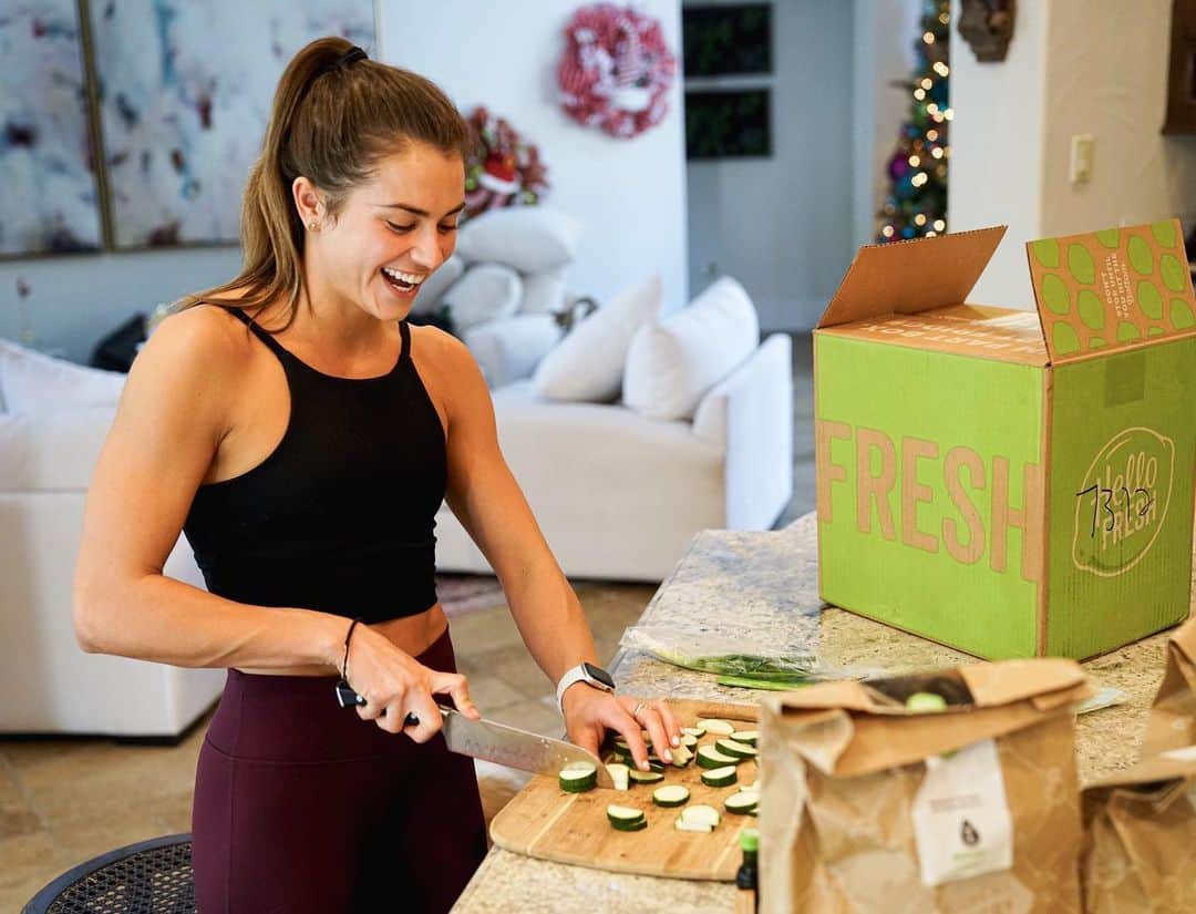 キャシディ・クックのインスタグラム：「When your zucchini got mad jokes 🤪 • • • • • • I love to cook, but between training for the Olympics and traveling for competition, I don’t always have time to go grocery shopping. Thanks to @hellofresh , i don’t have to worry about that anymore! For the last few months I have been using HelloFresh for dinners. They offer an ever-changing menu, with new delicious dishes to choose from each week, that take only 30 minutes to make!  If you are looking to up your cooking game and save time at the same time, click the link in my bio and use my code KASSIDYCOOK9 to get 9 free meals! That’s $90 off your first month of HelloFresh (purchase required). Let me know if you have any questions! #hellofreshpartner #hellofreshpics #freshfriends #getcooking」