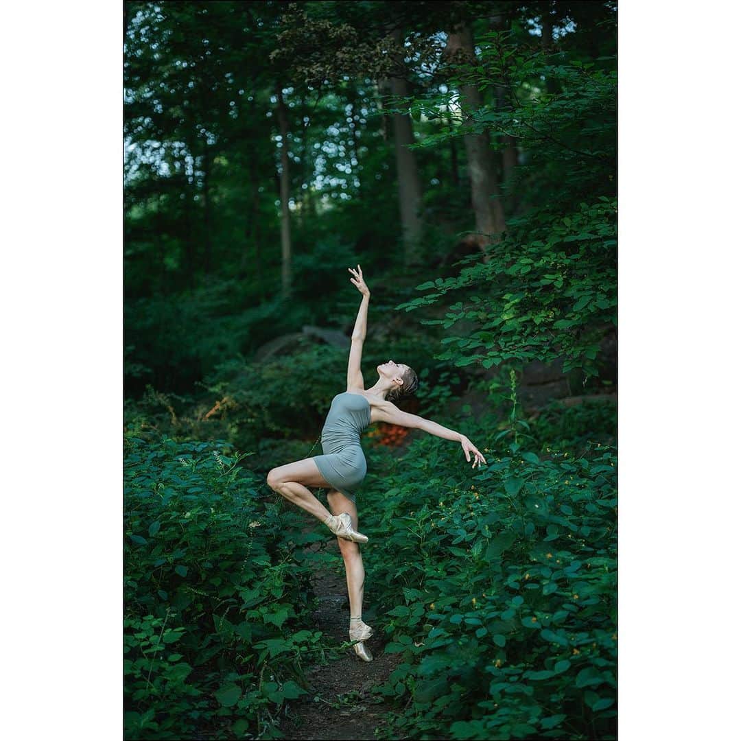 ballerina projectさんのインスタグラム写真 - (ballerina projectInstagram)「Katie Boren in Inwood Hill Park. #ballerina - @katieboren1 #inwoodhillpark #newyorkcity #ballerinaproject #ballerinaproject_ #ballet #dance #pointe #katieboren  The Ballerina Project book is now in stock. Link is located in our Instagram profile. @ballerinaprojectbook #ballerinaprojectbook」12月31日 4時24分 - ballerinaproject_