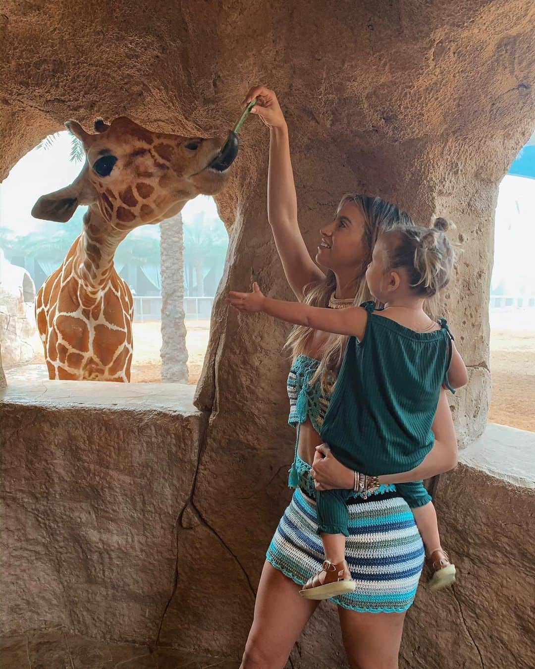 ファーン・マッキャンさんのインスタグラム写真 - (ファーン・マッキャンInstagram)「You’re having a giraffe 🦒.... ________________________________________________ .....no I’m really not & this yes really happened! I have to say this has got to up there with one of the coolest things I’ve done to date! Being up so close & personal with these gorgeous, wonderful animals was incredible. It was lovely to see how well they are treated & cared for at @emiratesparkzoo 🖤 one to tick of the bucket list ay...me & Sunday have officially had breakfast with giraffes 🦒🦒🦒 #breakfastwithgiraffes」12月31日 4時30分 - fernemccann