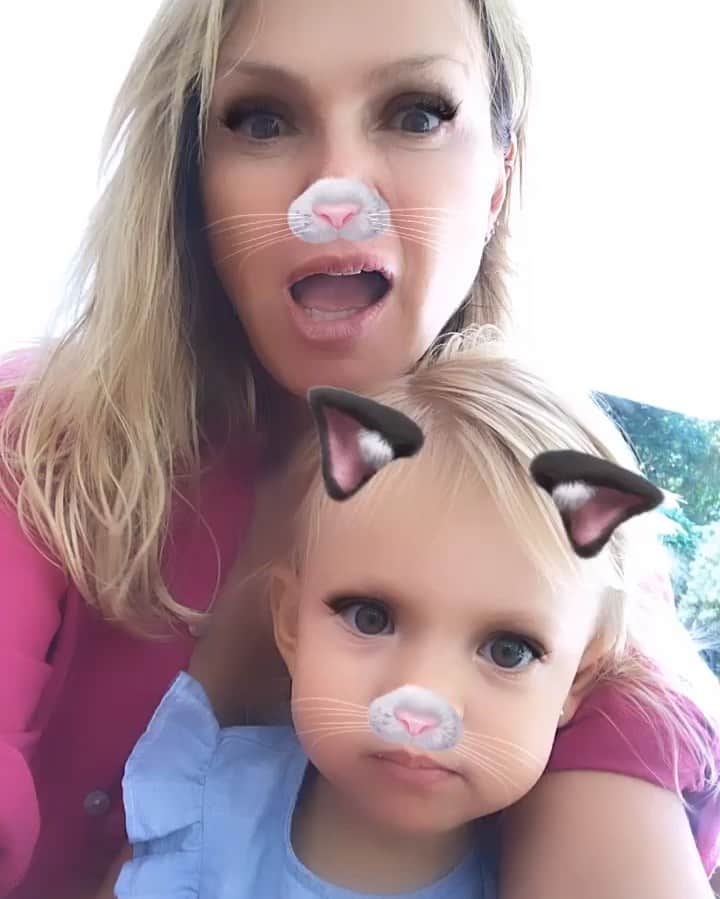 Eliana Michaelichin Bezerraのインスタグラム：「Minha gatinha linda #manumrseminstagram #ferias #mariapassanafrente #meumilagrinho #obrigadadeus」