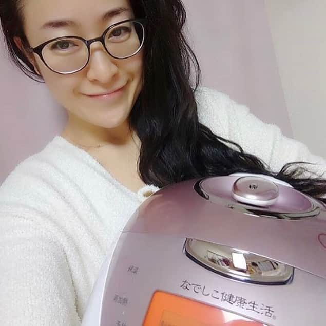 なでしこ健康生活さんのインスタグラム写真 - (なでしこ健康生活Instagram)「Repost from @kobayashi_akiko_  Christmas gift for myself✨🎁✨ Rice cooker for enzyme brown rice!!! . ２４日にクリスマスプレゼントが届いた、着払いで🤣 🎁は発酵玄米が炊ける炊飯器✨ ついに買ってしまいました🥰 . お友達の紹介で@veggy_gal ちゃんから@nadeshiko_healthy_life の炊飯器を買ったよ。 他よりもお安く、オーガニックの天日干し玄米と小豆、お塩のスターターセット付きで、お得でした〜✨ . . 自宅で美味しい発酵玄米が食べられるなんて、幸せ🍀 美味しく食べて健康になれるなんて、最高🍀💕 . . . . . . . . . . . . . #enzyme #healthylife #healthy  #なでしこ健康生活炊飯器 #なでしこ健康生活  #酵素玄米炊飯器 #酵素玄米 #発酵玄米」12月31日 4時47分 - nadeshiko_healthy_life