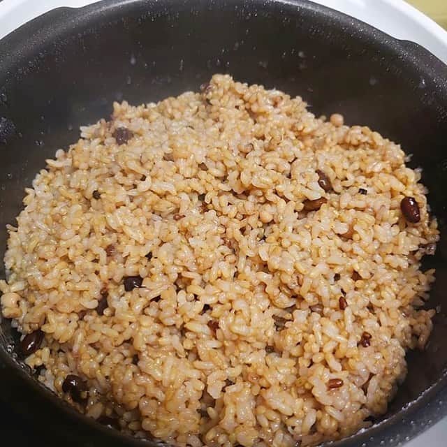 なでしこ健康生活さんのインスタグラム写真 - (なでしこ健康生活Instagram)「Repost from @kobayashi_akiko_  Christmas gift for myself✨🎁✨ Rice cooker for enzyme brown rice!!! . ２４日にクリスマスプレゼントが届いた、着払いで🤣 🎁は発酵玄米が炊ける炊飯器✨ ついに買ってしまいました🥰 . お友達の紹介で@veggy_gal ちゃんから@nadeshiko_healthy_life の炊飯器を買ったよ。 他よりもお安く、オーガニックの天日干し玄米と小豆、お塩のスターターセット付きで、お得でした〜✨ . . 自宅で美味しい発酵玄米が食べられるなんて、幸せ🍀 美味しく食べて健康になれるなんて、最高🍀💕 . . . . . . . . . . . . . #enzyme #healthylife #healthy  #なでしこ健康生活炊飯器 #なでしこ健康生活  #酵素玄米炊飯器 #酵素玄米 #発酵玄米」12月31日 4時47分 - nadeshiko_healthy_life