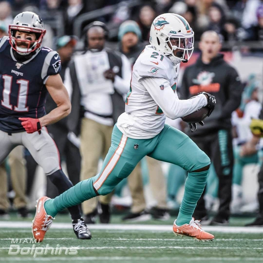 マイアミ・ドルフィンズさんのインスタグラム写真 - (マイアミ・ドルフィンズInstagram)「First pick six of his career 🥳 @eric_rowe25 intercepted Tom Brady in the second quarter, returning it 35 yards for a touchdown.」12月31日 4時53分 - miamidolphins