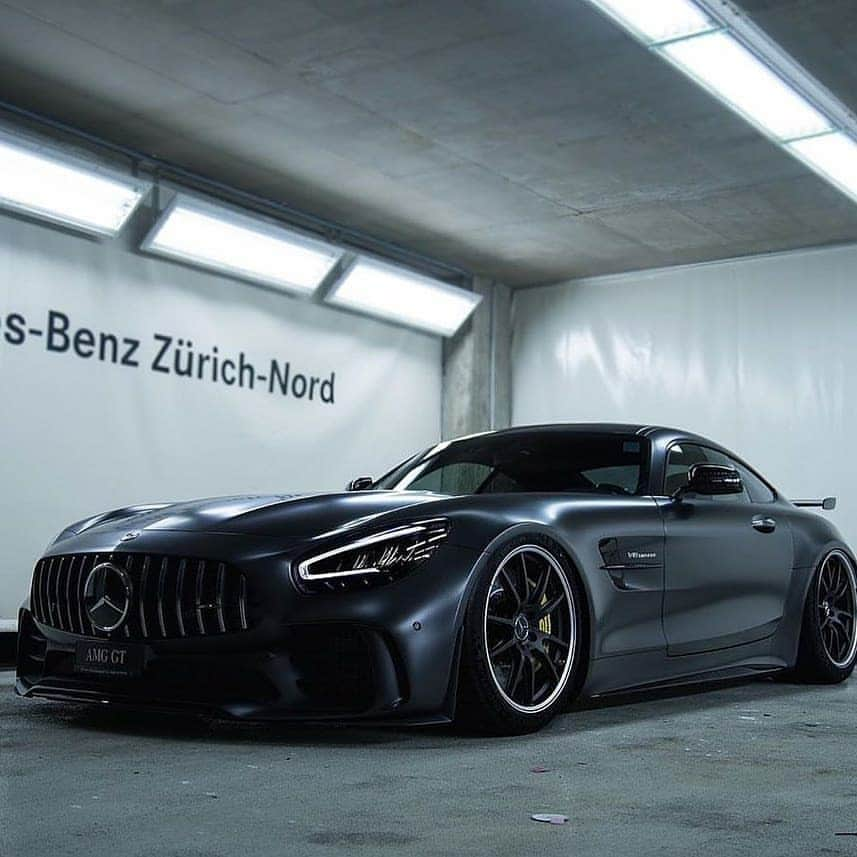 Kik:SoLeimanRTさんのインスタグラム写真 - (Kik:SoLeimanRTInstagram)「AMG GTR 📷 @srs_swissrichstreets」12月31日 4時55分 - carinstagram