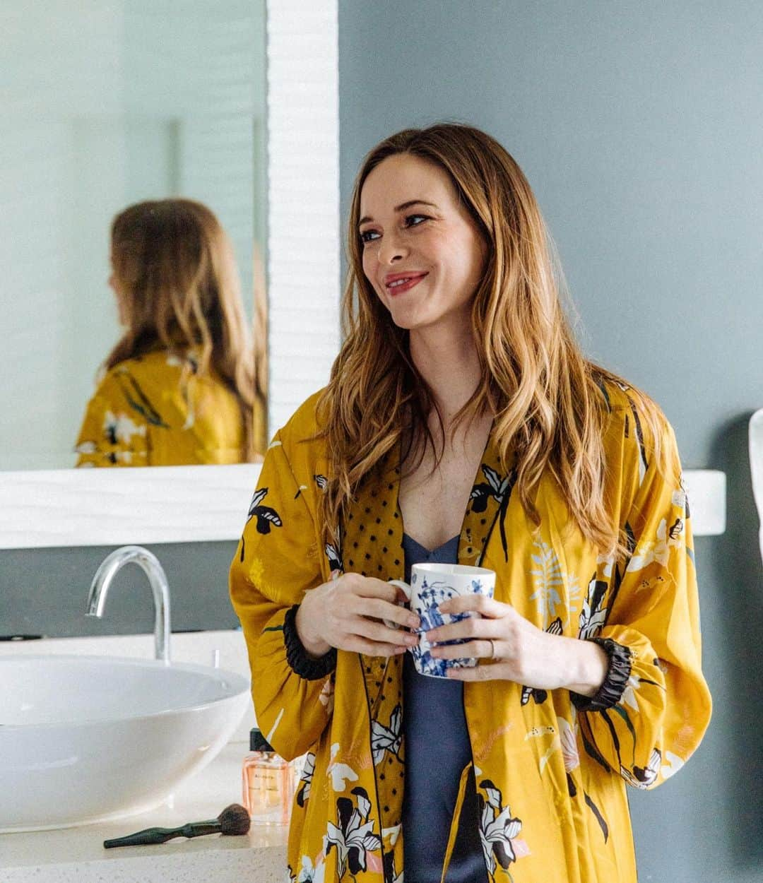 ダニエル・パナベイカーさんのインスタグラム写真 - (ダニエル・パナベイカーInstagram)「Warm tea + bathrobe all morning = great welcome home from a great vacation」12月31日 5時04分 - dpanabaker