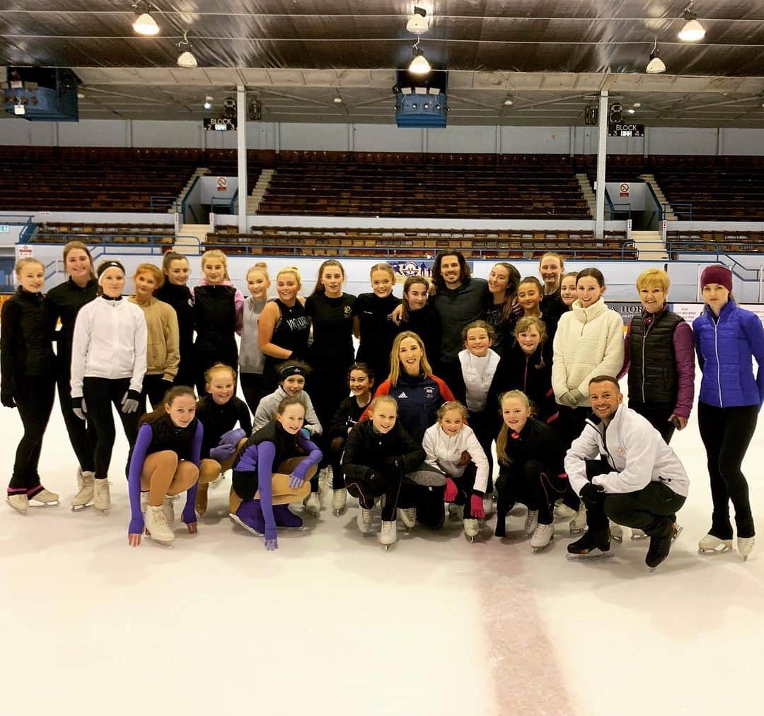 シネイド・ケアーのインスタグラム：「#tb to last Monday when @johnkerrsk8er and I worked with this awesome group back in our home rink of Murrayfield in Edinburgh😊 We had a great time skating with you guys and hope it will be the first of many “Masterclasses” we do😊🤞🏻⛸💪🏻 #murrayfieldicerink #Scotland #skating」