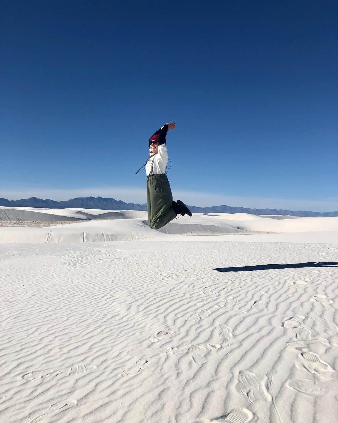 加藤紀子のインスタグラム：「2020年、翔けますよう！ （合成じゃないです😭） #夫婦旅 #ホワイトサンズ #newmexico」