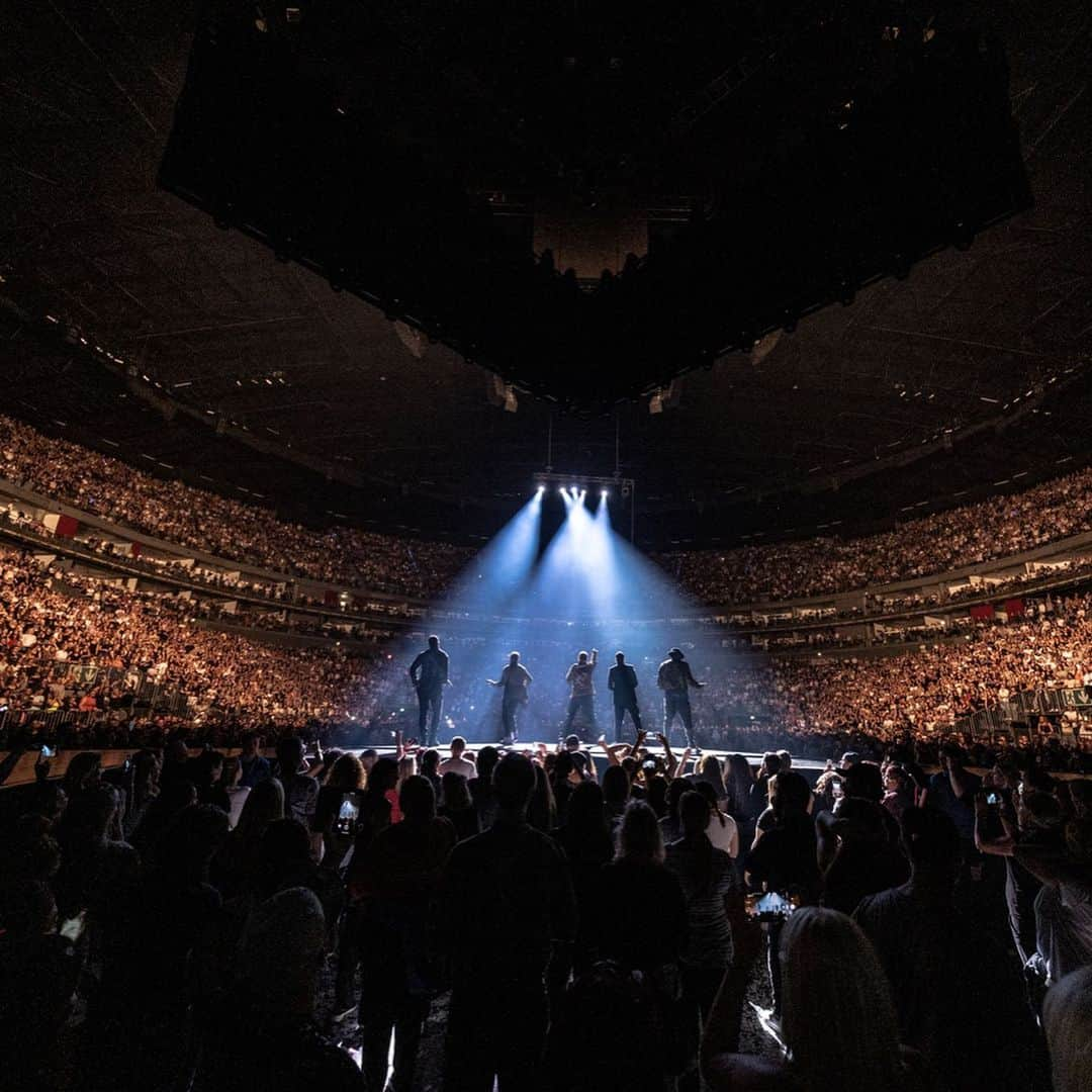 backstreetboysさんのインスタグラム写真 - (backstreetboysInstagram)「This year we completed our Las Vegas residency and started the journey that is the #DNAWorldTour. Man, we are so happy to be doing what we love after all these years ❤️ Couldn’t have done it without you all! #BSB2019 #KTBSPA」12月31日 5時15分 - backstreetboys