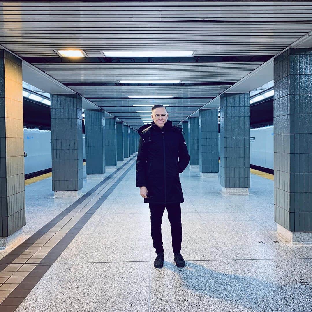 ブライアン・アダムスのインスタグラム：「Toronto on the way to @niagarafallsontario for the New Years show. Thanks to @wuxlymovement for the fab winter coat, no animal products 🌱#bryanadamsshinealight #newyearseve #liveshow #torontosubway」