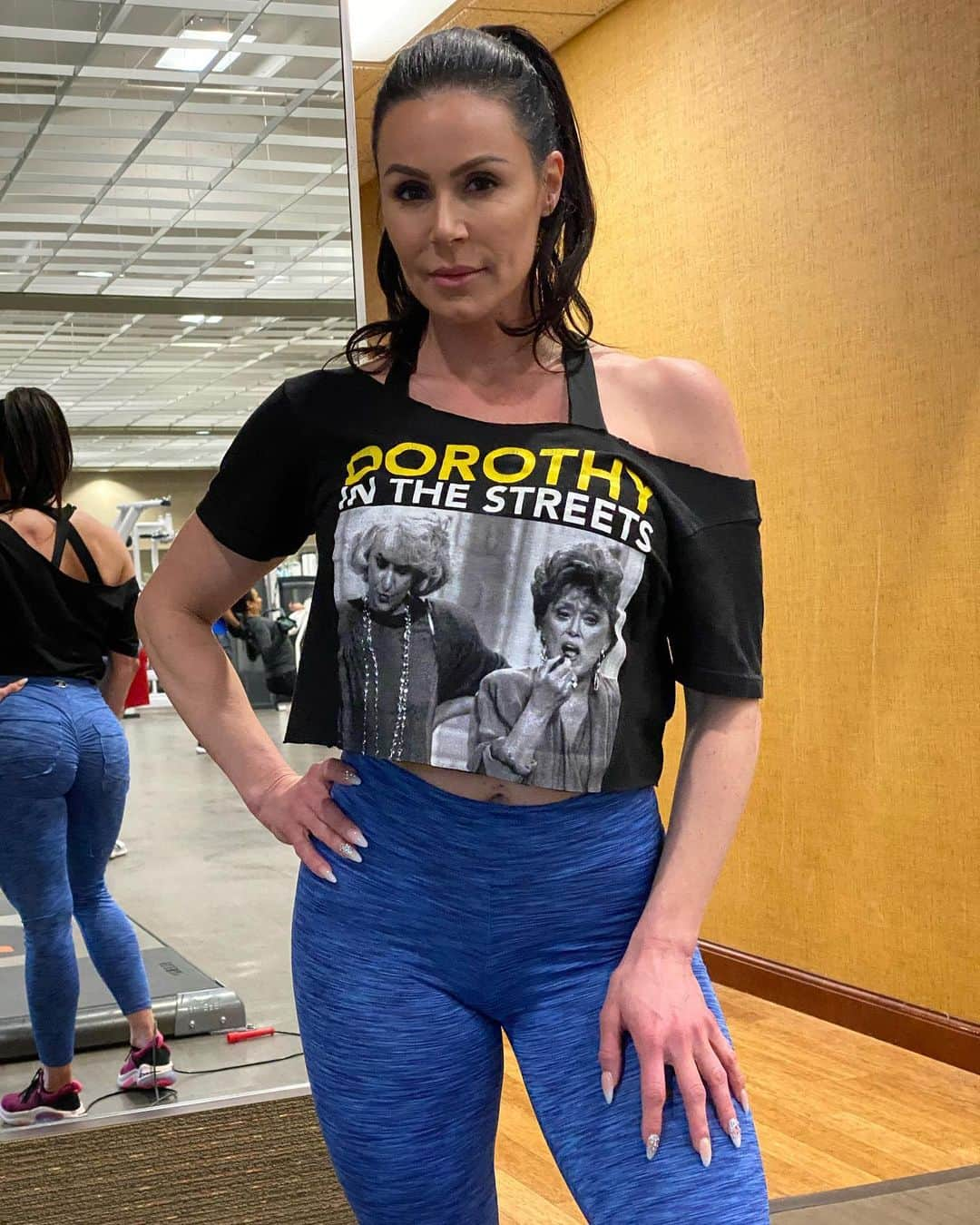 Kendra Lustさんのインスタグラム写真 - (Kendra LustInstagram)「Dorothy in the streets & u know the rest 😜 #staygolden #fitnessmotivation #gymmotivation #legdayworkout」12月31日 5時29分 - kendralust