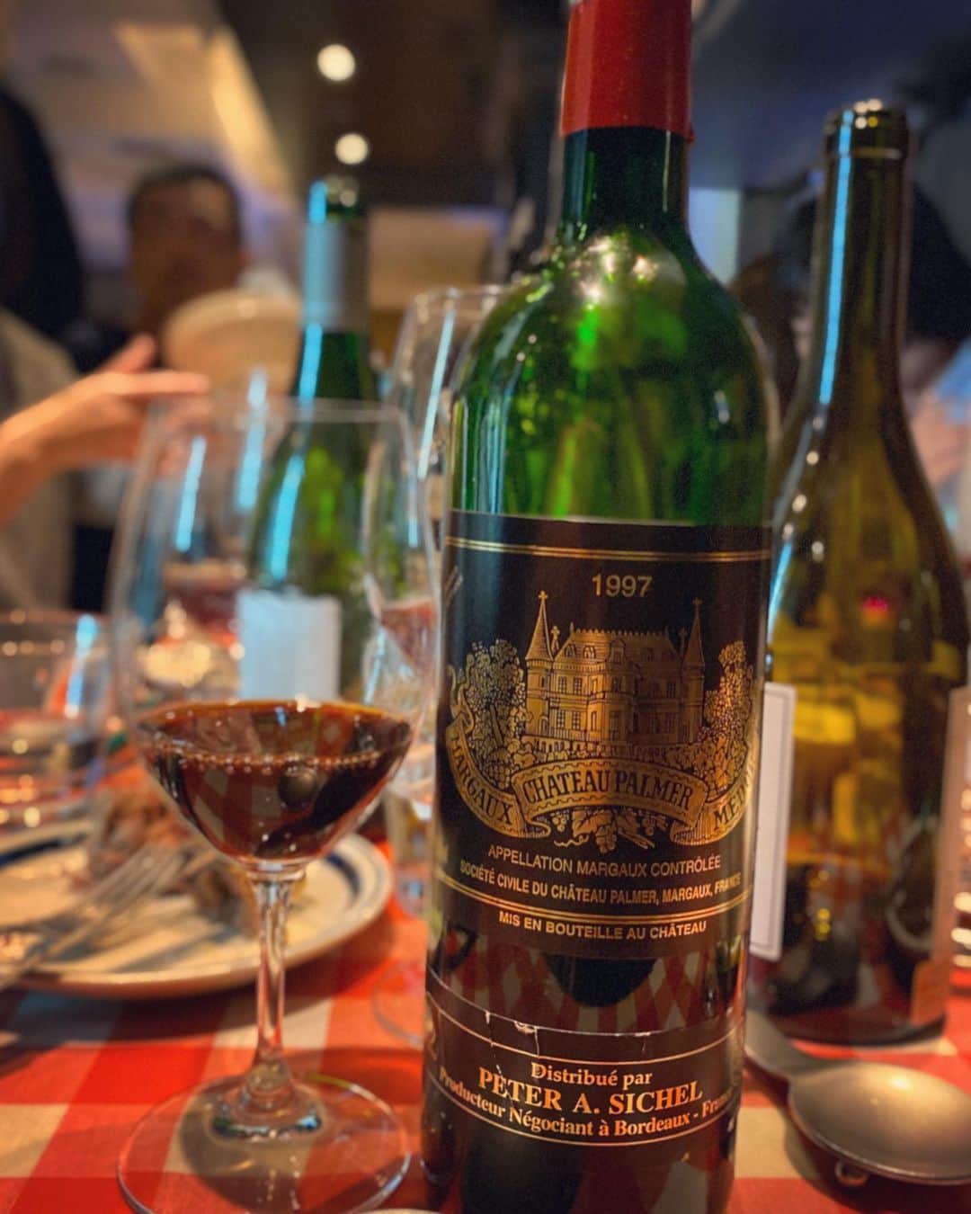 ひぐち君さんのインスタグラム写真 - (ひぐち君Instagram)「パルメの97を頂きました🍷 丁字、甘草のようなドライなスパイス感あり。 #palmer 1997 #margaux  #bordeaux  #france #france🇫🇷 #wine #vin #vino #winetime #winelover #instawine #wineexpert  #tokyo #神楽坂 #飯田橋 #神楽坂ワイン食堂entraide」12月31日 5時33分 - higehiguchi