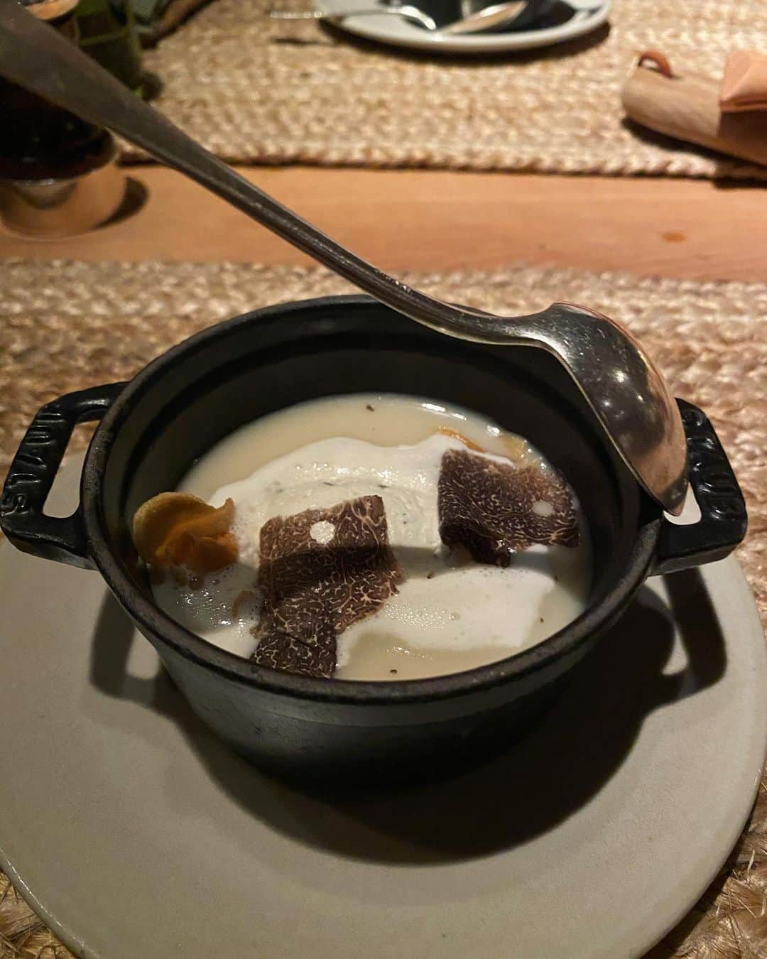 ケリー・ブルックさんのインスタグラム写真 - (ケリー・ブルックInstagram)「Such a Beautiful Dinner Tonight @zannierhotels #LaFermedeMonPère Chic Interiors and Delicious Food! 🏔🥂」12月31日 6時01分 - iamkb
