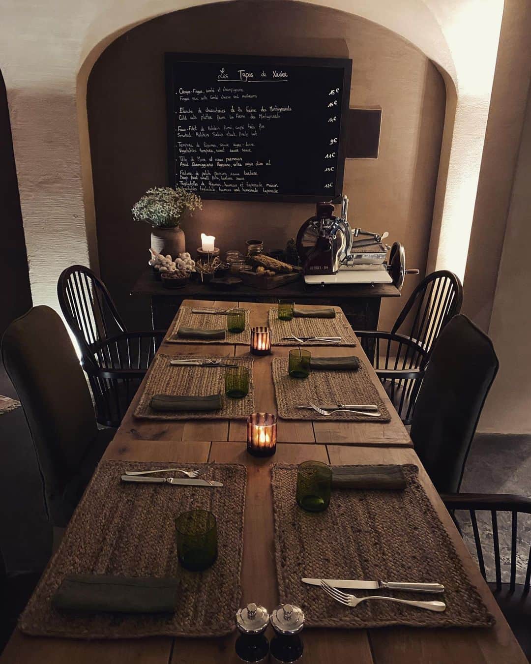 ケリー・ブルックさんのインスタグラム写真 - (ケリー・ブルックInstagram)「Such a Beautiful Dinner Tonight @zannierhotels #LaFermedeMonPère Chic Interiors and Delicious Food! 🏔🥂」12月31日 6時01分 - iamkb