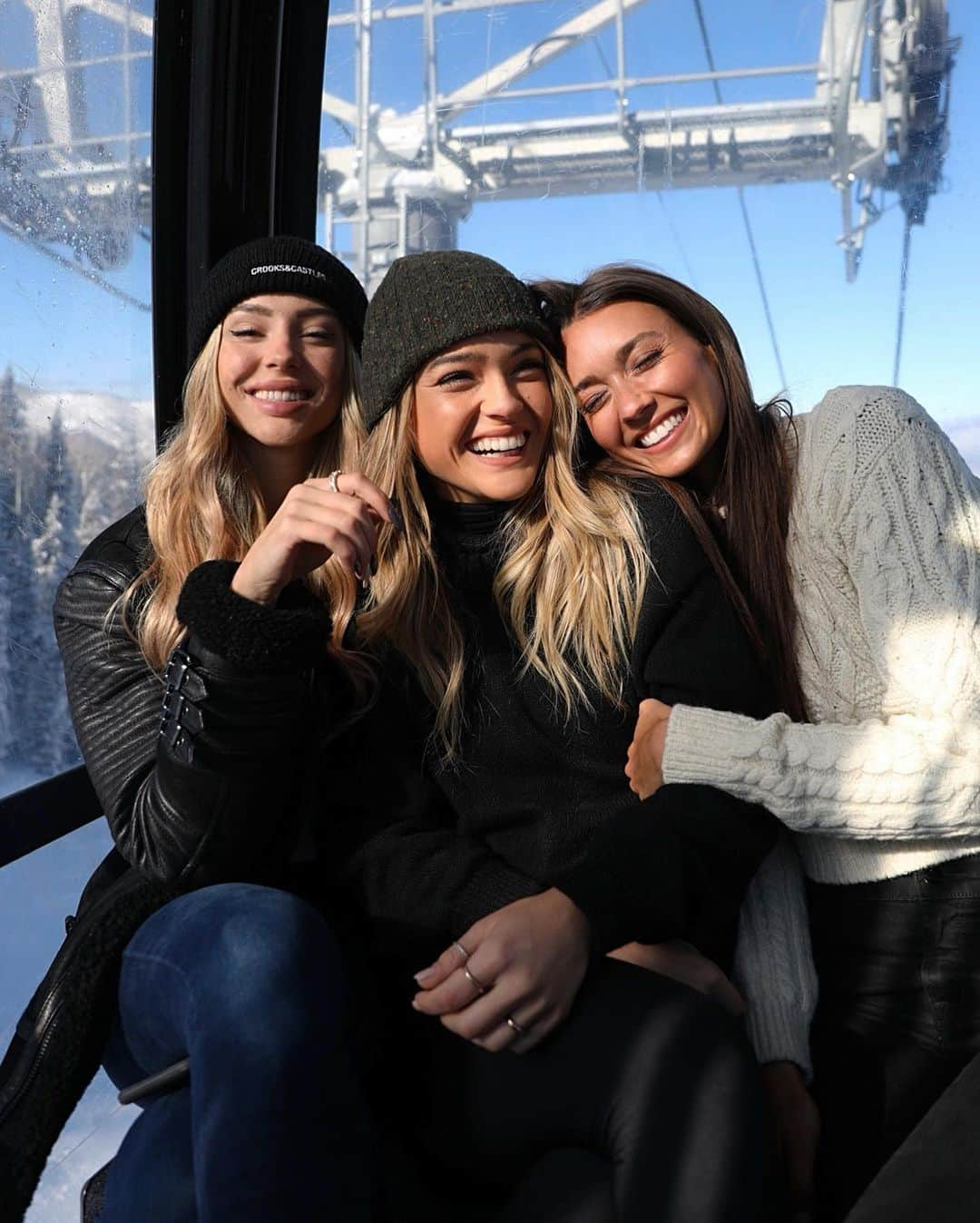 チャーリー・ジョーダンさんのインスタグラム写真 - (チャーリー・ジョーダンInstagram)「YES I know my friends are hot 🥵 Gondola ride in Snow Mass with the girls this morning before my set! Check out my story for info about the show at Bootsy tonight in Aspen!」12月31日 6時01分 - charlyjordan