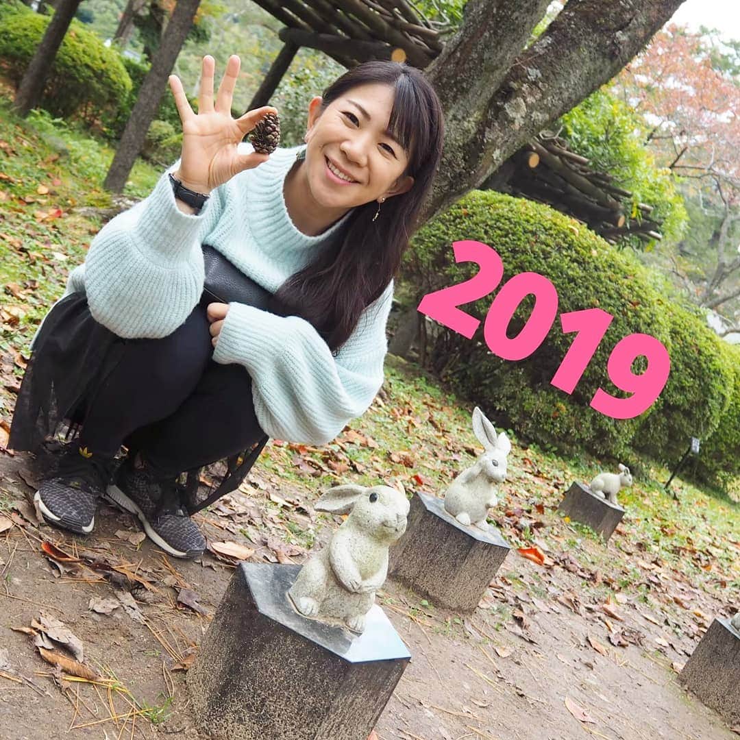 服部ひで子のインスタグラム：「12/31(火)～1/7(火)まで 祇園花月⭐すっちー座長週に出演させていただきます。  今年は、 吉本新喜劇ワールドツアーを通じて、全国の色んな場所や海外での公演など、貴重な経験をさせていただきました。  １年過ぎるのが、 より早く感じた2019年。  同時に、 新喜劇を応援してくださる方々と、より多くお会い出来た2019年でした。  全国や、世界にいてくださる 新喜劇ファンの方々に もっと楽しんでいただけるよう、  これからも日々、 たくさんの事を学び、成長し続けていきたいです(*^_^*)✨ 2020年も、 吉本新喜劇を盛り上げていけるように、精進してまいりますので  どうぞ、来年もよろしくお願い致します。  2019年12月31日 吉本新喜劇🌱服部ひで子  #吉本新喜劇 #よしもと新喜劇 #新喜劇 #服部ひで子」