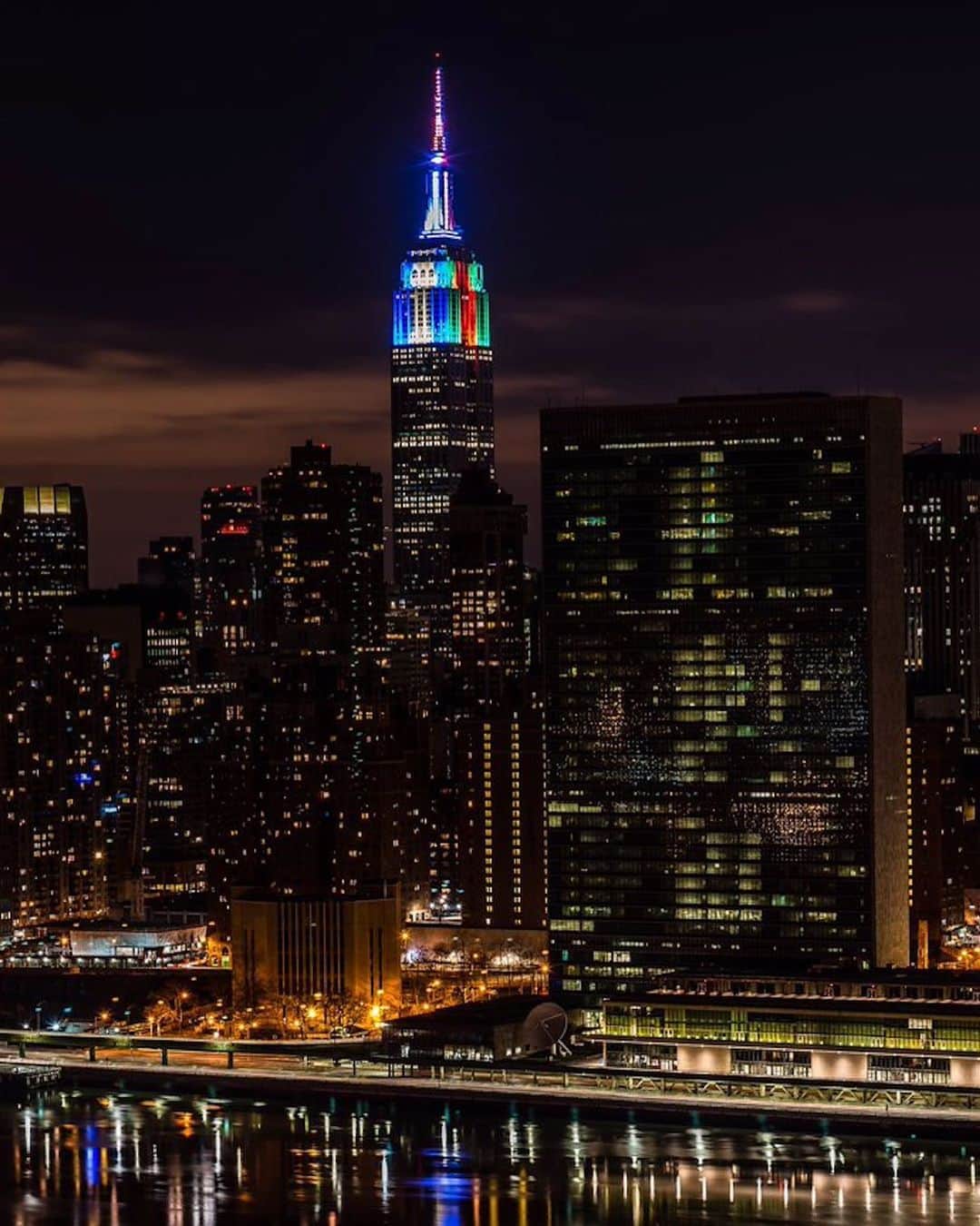 Empire State Buildingさんのインスタグラム写真 - (Empire State BuildingInstagram)「May your holidays be merry & bright, with rotating split lights for Chanukah & Christmas tonight! #EmpireStateBuilding 🌟 . 📷: @javan」12月31日 6時02分 - empirestatebldg