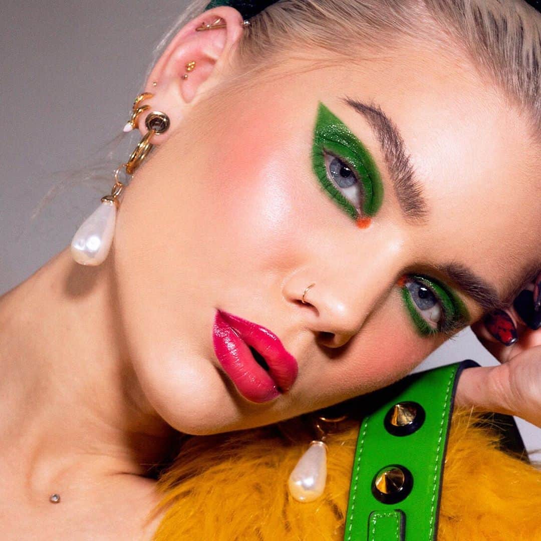 Linda Hallbergさんのインスタグラム写真 - (Linda HallbergInstagram)「Why do green, pink & yellow look soooo good together! Like candy 🥰 Products used:  Base @danessa_myricks Vision Cream Cover N03 @lindahallbergcosmetics Infinity Palette – Virgio, Milky Way, Maffei @lindahallbergcosmetics Fantastick Lipstick I Die as blush @lindahallbergcosmetics Infinity Filter Light  Eyes @lindahallbergcosmetics Calm Mood Crayon @lindahallbergcosmetics Likeable Mood Crayon @lindahallbergcosmetics Infinity Glass  Lips @lindahallbergcosmetics Fusion Kit – Delighted @lindahallbergcosmetics Fantastick Lipstick I Die  Pearl Earrings and head band from @glitterofficial  Bag is old from @ginatricot  jacket is old from @riverisland」12月31日 6時07分 - lindahallberg