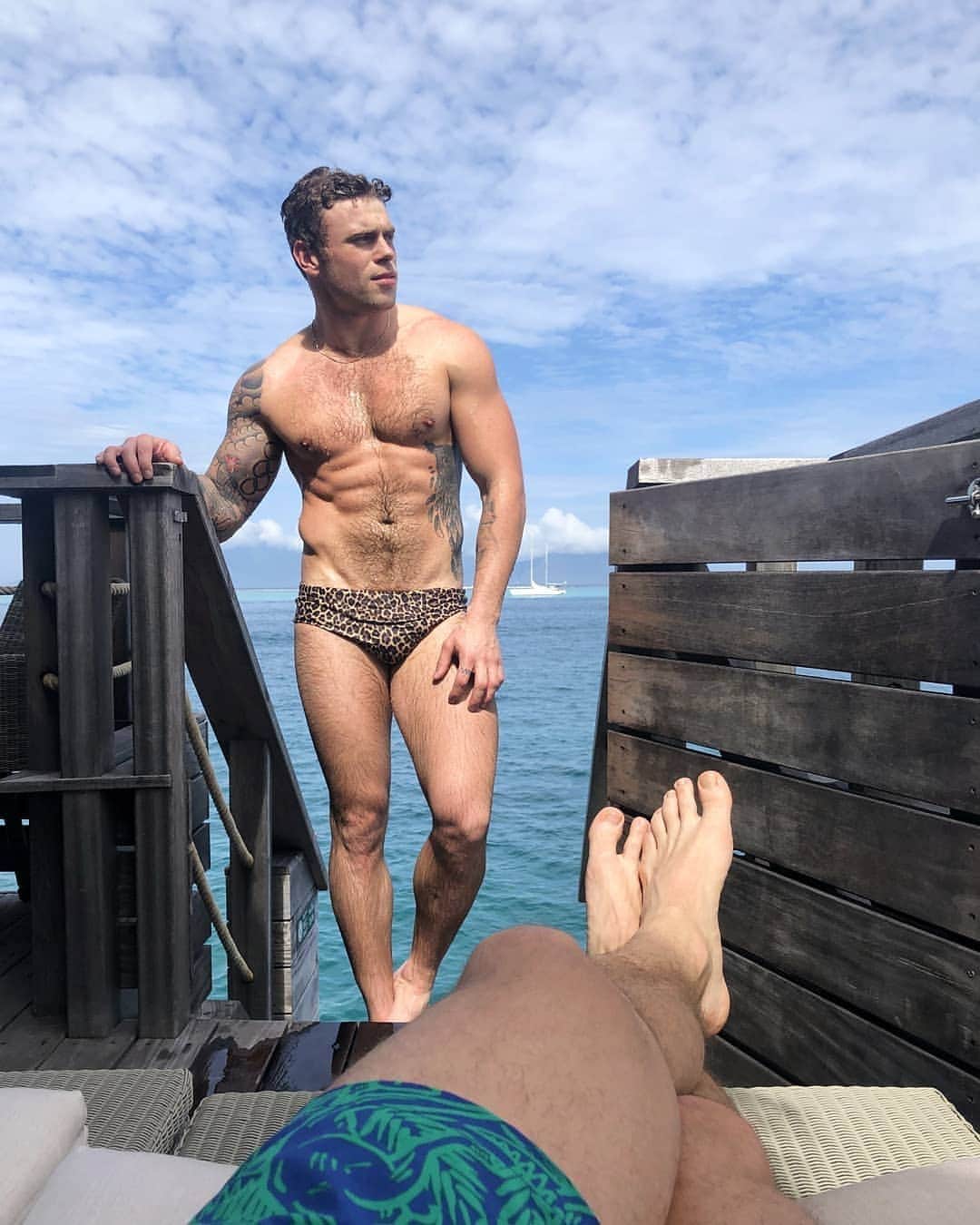 ガス・ケンワージーのインスタグラム：「Me (feat. feet) 👣🐆🐾👙」
