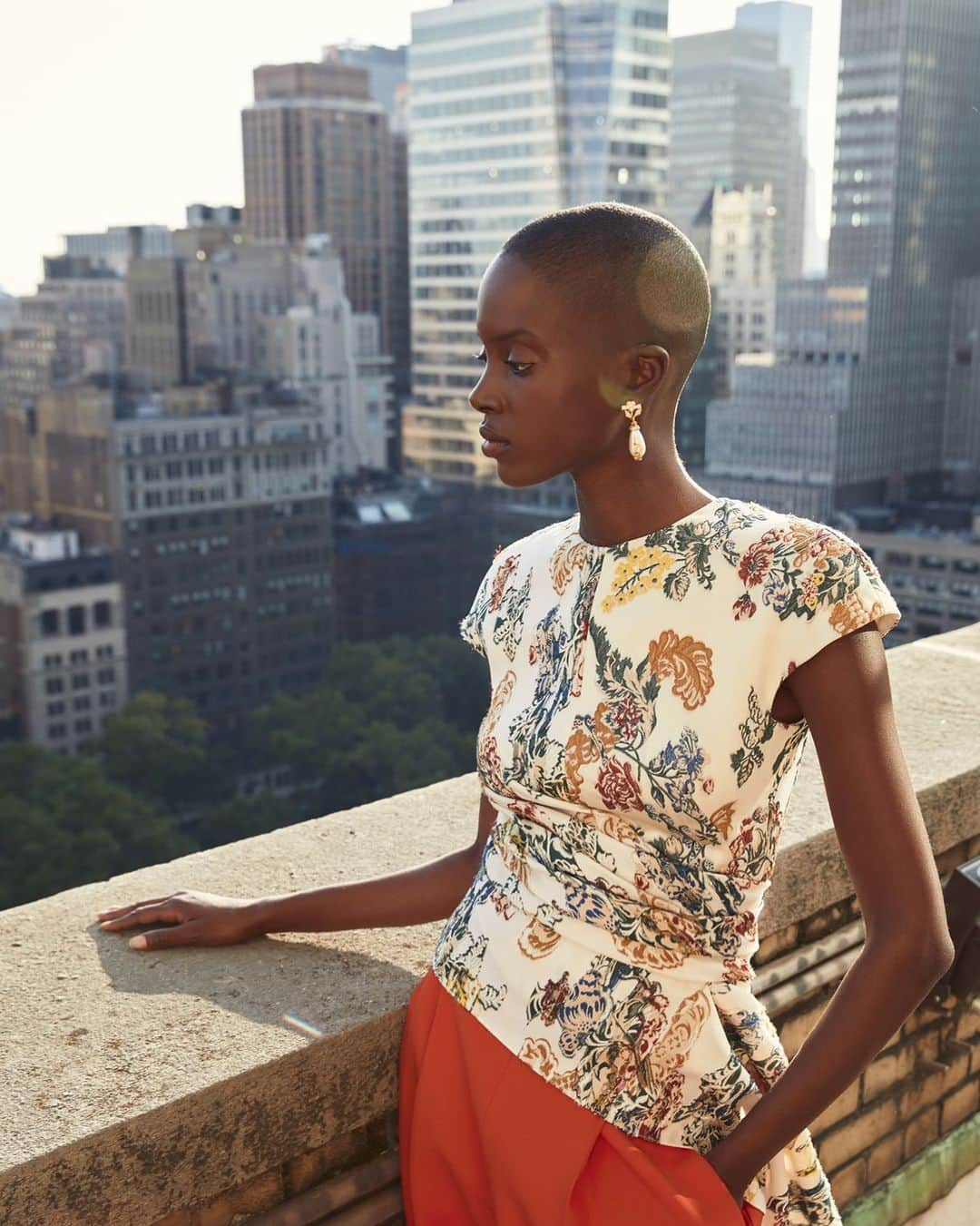 オスカーデラレンタさんのインスタグラム写真 - (オスカーデラレンタInstagram)「Point of view. The elegant #odlrprespring2020 fil coupé blouse punctuates daytime wear with an elegant, botanical flair.」12月31日 6時13分 - oscardelarenta