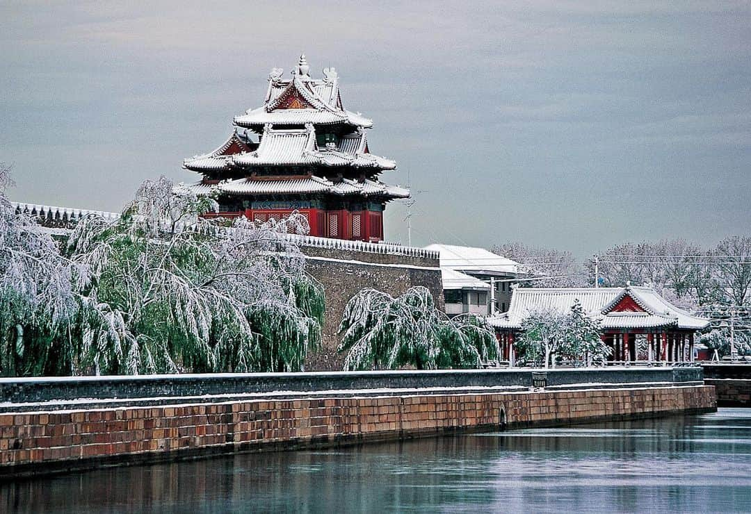 Michael Yamashitaさんのインスタグラム写真 - (Michael YamashitaInstagram)「A fresh coating of snow blankets the Forbidden City, the former imperial palace. Though it rarely snows in Beijing, China will be hosting the 2022 Winter Olympics just a few hours north of here. #ForbiddenCity #Beijing #wintertime #snowfall」12月31日 6時22分 - yamashitaphoto