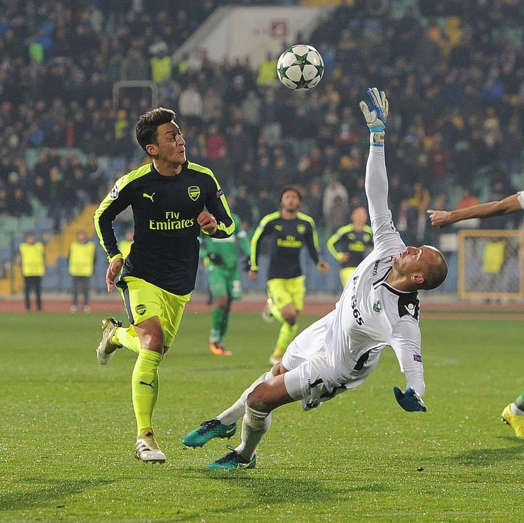 アーセナルFCさんのインスタグラム写真 - (アーセナルFCInstagram)「Images of the Decade....⁠ ⁠ 2️⃣0️⃣1️⃣6️⃣ – Mesut Ozil lifts the ball over the Ludogorets keeper to make it 3-2 in Bulgaria⁠ ⁠ #Arsenal #AFC #Ozil #MesutOzil #decade #2010s #UCL」12月31日 6時30分 - arsenal