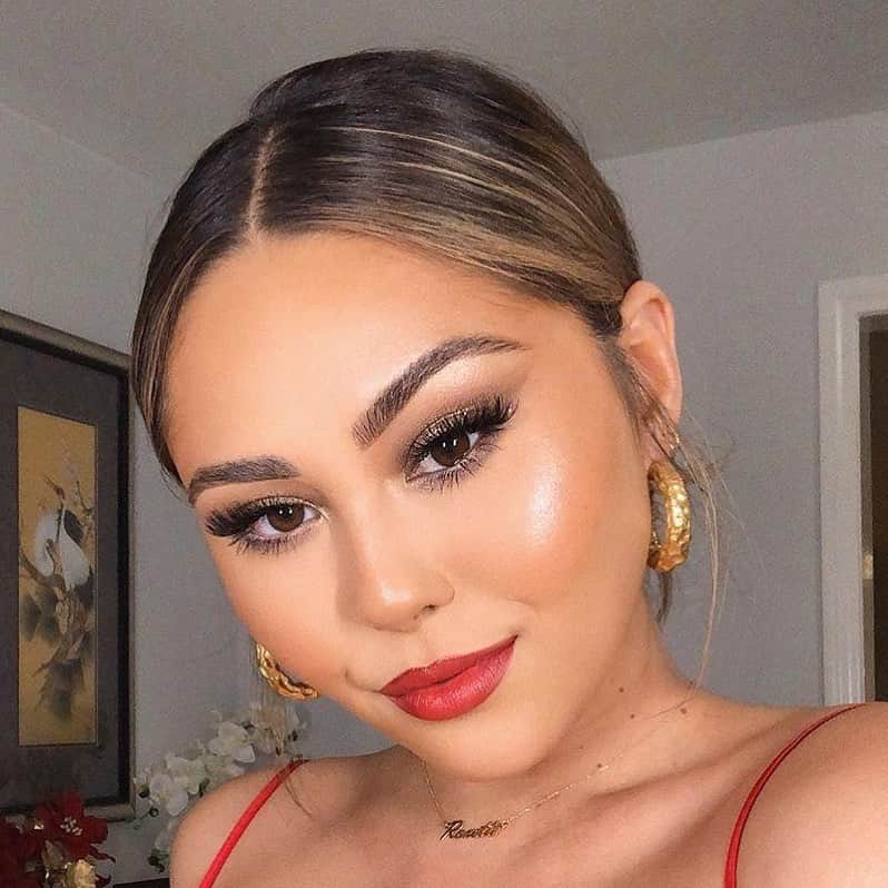 Maybelline New Yorkさんのインスタグラム写真 - (Maybelline New YorkInstagram)「@roxettearisa is giving us all the inspo we need for our #newyearseve makeup look! She’s wearing #dreamurbancover foundation and #shinecompulsion lipstick in ‘scarlet flame’. 😍 #mnyitlook #regram」12月31日 6時31分 - maybelline
