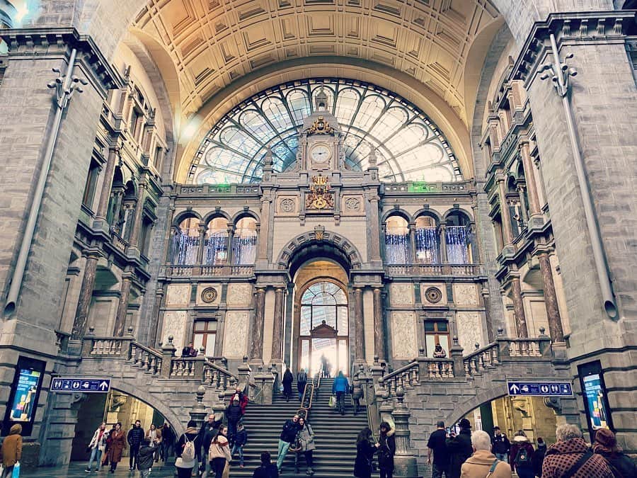MEGのインスタグラム：「アントワープに行って来ました。駅が惚れ惚れするほど綺麗、駅なかの喫茶店までも。美しかった。」