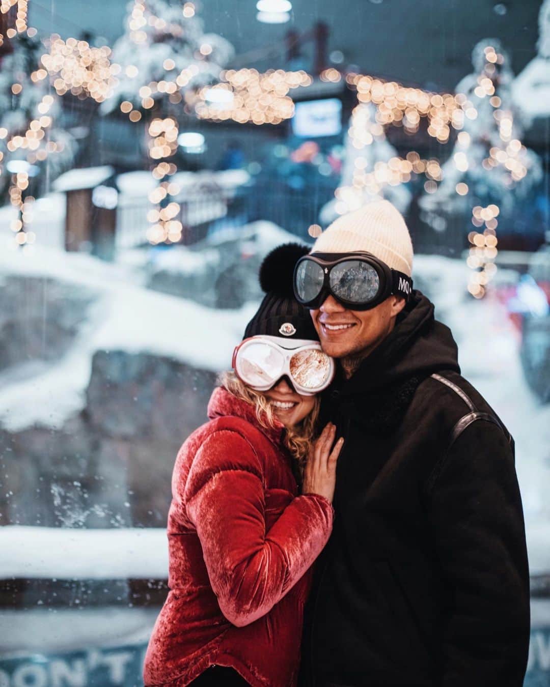グレゴリー・ファン・デル・ヴィールのインスタグラム：「Dubai, what a place to go skying for the first time 😂. But it was great fun W/ @moncler and their dope ski glasses @marcolin_eyewear #MonclerLunettes #ad」