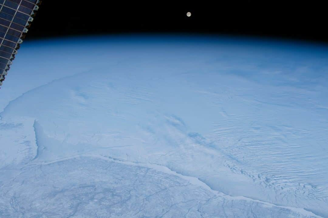 NASAさんのインスタグラム写真 - (NASAInstagram)「A frozen moonrise ❄️ ⁣ ⁣ This otherworldly image taken by astronauts on the International Space Station (@ISS) actually shows a full Moon over Hudson Bay in Canada, where icy shorelines and frozen landscapes are seen below thin clouds.⁣ ⁣ The small villages and towns along these shores in Manitoba Province receive just 6 to 7 hours of sunlight each day in December. A bit farther north, the Sun will not rise above the horizon again until January. This photo, taken on Dec. 12 around 1 p.m. local time, shows just how little sunlight reaches northern Canada during a winter day.⁣ ⁣ Image Credit: NASA⁣ ⁣ #moon #frozen #ice #fullmoon #Canada #HudsonBay」12月31日 7時00分 - nasa