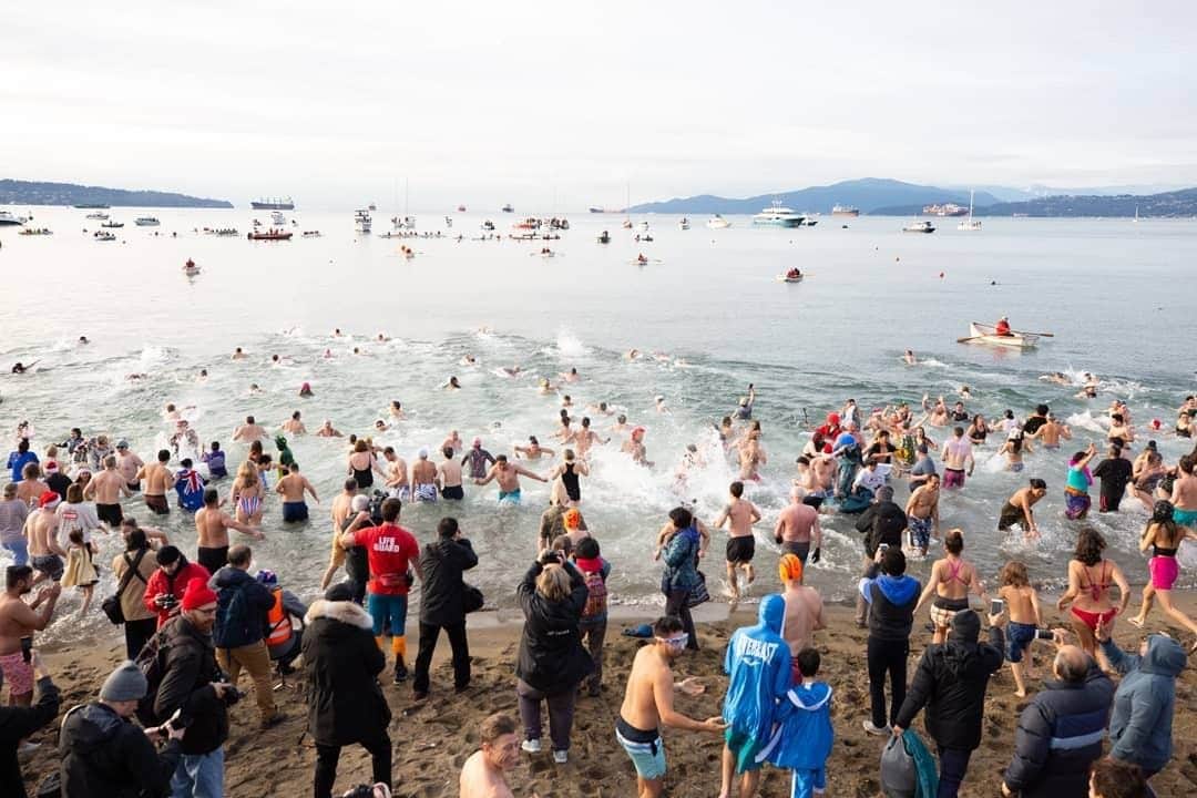 バンクーバー観光局- Tourism Vancouverさんのインスタグラム写真 - (バンクーバー観光局- Tourism VancouverInstagram)「2019年も終わりに近づいてきましたね。バンクーバーでは毎年1月1日に寒中水泳イベント Polar Bear Swimがイングリッシュベイで開催されます。なんと2020年で記念すべき100回目となっていますよ。⁠ 📷 : @vanparkboard(Instagram)⁠ .⁠ .⁠ .⁠ #カナダ #バンクーバー #Vancouver #旅 #旅行 #女子旅 #旅好き #一人旅 #海外旅行 #トラベル #旅女子 #旅行好きな人と繋がりたい #旅好きな人と繋がりたい #旅行好き #旅行大好き #旅行行きたい #旅に出たい #海外 #旅の記録 #旅の思い出 #旅行記 #旅したくなるフォト #マイトリップ #マイトリ #retrip_global #風景 #世界一周 #ダレカニミセタイケシキ #寒中水泳 #イングリッシュベイ」12月31日 7時00分 - vancouvertabi