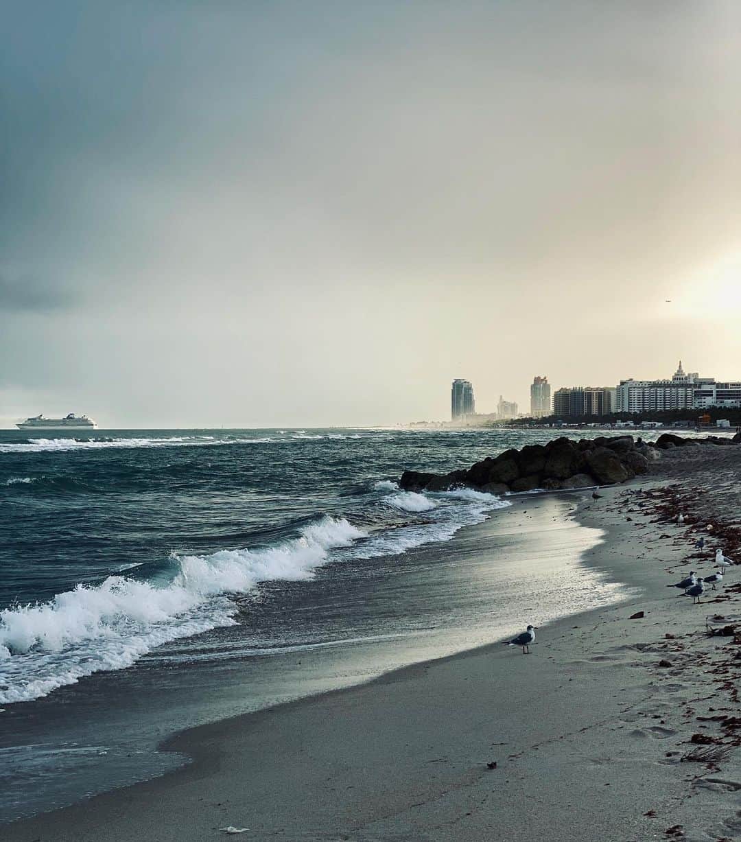 ヨハネス・ヒューブルさんのインスタグラム写真 - (ヨハネス・ヒューブルInstagram)「5pm Miami Beach calmness」12月31日 7時00分 - johanneshuebl