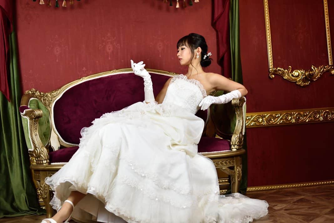 相沢菜々子さんのインスタグラム写真 - (相沢菜々子Instagram)「ブルジョワ ブルジョワな相沢は今日はたくさんブログを更新します . . . #dress #weddingdress #white #model #相沢菜々子 #ブルジョワ」12月31日 7時05分 - nanako_aizawa