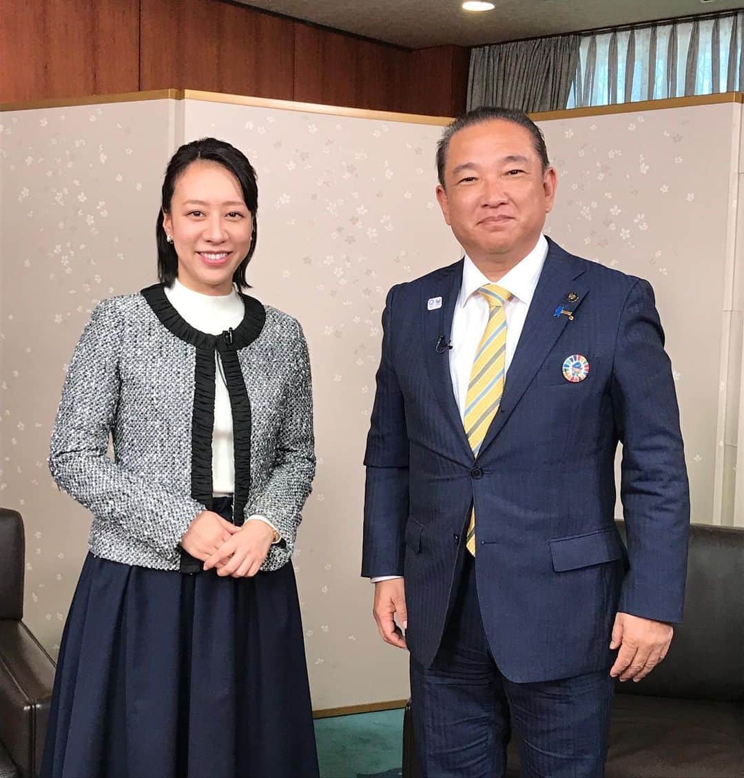 長澤彩子のインスタグラム：「【長くてすみませんが、皆様へのお礼です】 2019年。本当にお世話になりました🙇‍♀️ 長年の会社員からフリーランスに転じた今年。 大きく変わるという言葉通り、毎日が目まぐるしくなんとか乗り越えられた一年でした。  辿ってきた道を振り返ると、お世話になった方々への感謝の思いばかりがこみ上げます。  会社員時代から変わらず声を掛けてくださるお仕事先の皆様、RWCをはじめ新たなフィールドでお世話になった皆様。 弱音を吐くのが下手な私を気にかけてくれる家族や友人。  そして、、、環境は変わっても何も変わらず応援してくださる皆様。沢山のベイスターズファンの皆様🌟 現場でもSNSでも温かい言葉をかけてくださり、どれだけ励みになったことでしょうか🥺  恩返しがしたくて独り立ちを決意しましたが、かえって支えて頂くことの方が多かった気がします。  厄年だけど笑、対人運は最強🔥 幸せ者です🍀  私からの恩返しのひとつとして、、、 新年1/1 午前11時〜 tvkの相模原市新春特番で本村市長（同じ小学校の先輩）の聞き手を務めさせて頂きました🎍  地元相模原のシビックプライドの醸成も私のテーマなので、還元できるように尽くします。  来年も変わらず見守ってくださると嬉しいです。 どうぞよろしくお願いいたします🙇‍♀️🙇‍♀️🙇‍♀️ #2019to2020 #thankyou2019」