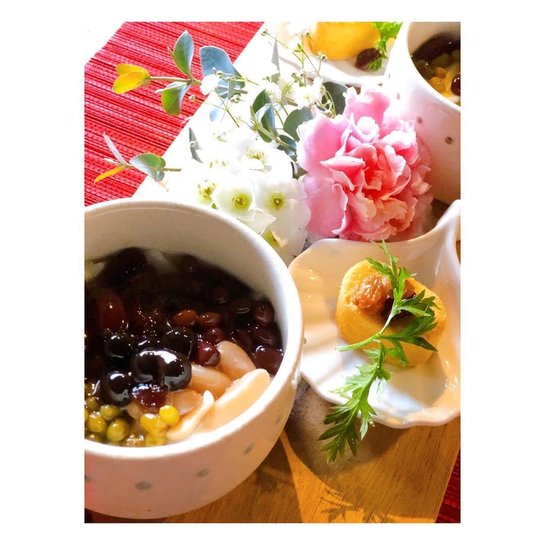 大原由美子さんのインスタグラム写真 - (大原由美子Instagram)「・ 皆さま、おはようございま〜す♬ 今年最後のpicはランチ。。。❤︎ 「Hana Cafe Catwalk」さんに行ってまいりました〜♬ 食べたのは「あえ麺セット」❤︎ 豆花とプチパイナップルケーキと本日のお茶のセットです❤︎ お茶は普洱茶でした〜♬ 本格的な台湾メニューを食べられるお店が嬉しすぎるっ！！ 豆花はぷるんっぷるんで豆類の食感も楽し〜い❤︎ プチパイナップルケーキも美味しかった♬ お茶も美味しすぎて今回も何度もおかわりしちゃいました♬ お店の皆さまとのおしゃべりが楽しすぎて… 気分はプチ忘年会〜！！ 台湾好きにはたまらないお店ですっ。。。❤︎ また来年も通わせていただきます♬ 上の⬆︎picを横に⇒swipeしてくださいね〜❤︎ ★今年も一年ありがとうございました🙇‍♀️ 皆さま、良いお年をお迎えくださいませ💗 ・ #豆花#紅茶#台湾スイーツ#普洱茶 #Chinesetea#あえ麺#お洒落さんと繋がりたい#台湾好きな人と繋がりたい#HanaCafeCatwalk#写真を撮るのが好きな人と繋がりたい#カフェ好きな人と繋がりたい#retrip_cafe_神戸 #台湾いきたいわん#カフェ巡り#加古川#中国茶#カフェ部#パイナップルケーキ#トウファ#加古川カフェ#関西カフェ#フォトジェニック#photogenic#良いお年をお迎えください #台湾茶器#台湾 カフェ#豆腐花#豆腐脳#かふぇすたぐらむ#たべすたぐらむ」12月31日 7時13分 - oharayumiko0228