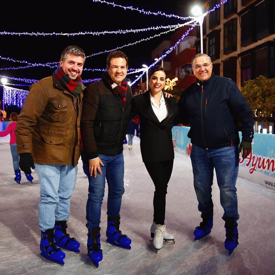 サラ・ウルタドさんのインスタグラム写真 - (サラ・ウルタドInstagram)「Si me llegan a decir que acabaría el año patinando sobre hielo con @jdelauz en pleno centro de Las Rozas... ¡No me lo creo!😄💙⛸Gracias a todos los asistentes por vuestro cariño y a todo el equipo del @ayto_las_rozas por haberlo hecho posible... Acercar mi deporte a mis vecinos roceños y verles disfrutar ha sido todo un regalo 💝. ¿Y si el año que viene la montamos permanente?🤔😆#soñaresgratis #lasrozassobrehielo」12月31日 7時29分 - sarasobrehielo