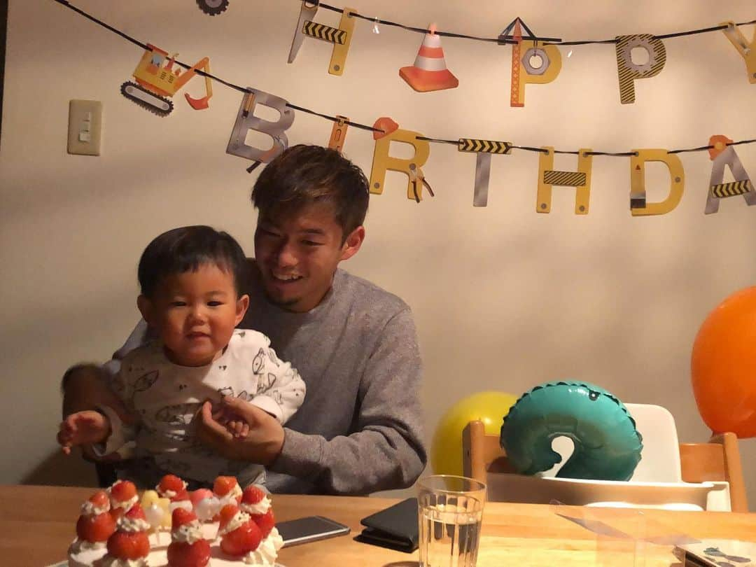 小池龍太さんのインスタグラム写真 - (小池龍太Instagram)「2019.12.25 暖くん2歳のお誕生日🎂🕯🕯 毎日すくすく大きくなり時間が経つのは早く暖くん2歳になりました🥳 夏からパパと離れて暮らす様になり最初は戸惑って夜も寝れない日が続いたけど今では夜泣きもせず寝れるようになって来ました😭 最近はお話も凄く上手で優しいくて🥰 2歳はお兄ちゃんになってますます成長しそうです！  暖くんこれからもパパをたくさんおもちゃにしてねー🤪  お誕生日おめでとう🥰😘 #暖くん #2歳 #お誕生日おめでとう  #happybirthday  #最近のブームは #しまじろう #電車　#車　#レジ　#ダンス　 #永遠踊ってる #世界一可愛い息子様 #親バカ」12月31日 7時22分 - iamryu____k