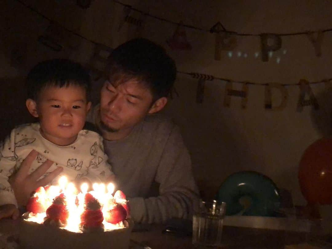 小池龍太さんのインスタグラム写真 - (小池龍太Instagram)「2019.12.25 暖くん2歳のお誕生日🎂🕯🕯 毎日すくすく大きくなり時間が経つのは早く暖くん2歳になりました🥳 夏からパパと離れて暮らす様になり最初は戸惑って夜も寝れない日が続いたけど今では夜泣きもせず寝れるようになって来ました😭 最近はお話も凄く上手で優しいくて🥰 2歳はお兄ちゃんになってますます成長しそうです！  暖くんこれからもパパをたくさんおもちゃにしてねー🤪  お誕生日おめでとう🥰😘 #暖くん #2歳 #お誕生日おめでとう  #happybirthday  #最近のブームは #しまじろう #電車　#車　#レジ　#ダンス　 #永遠踊ってる #世界一可愛い息子様 #親バカ」12月31日 7時22分 - iamryu____k