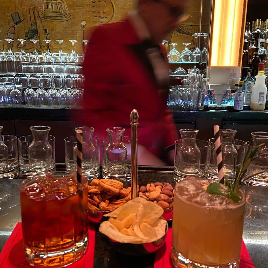 ナネットレポーのインスタグラム：「Holiday drinks and jazz! 🥃」
