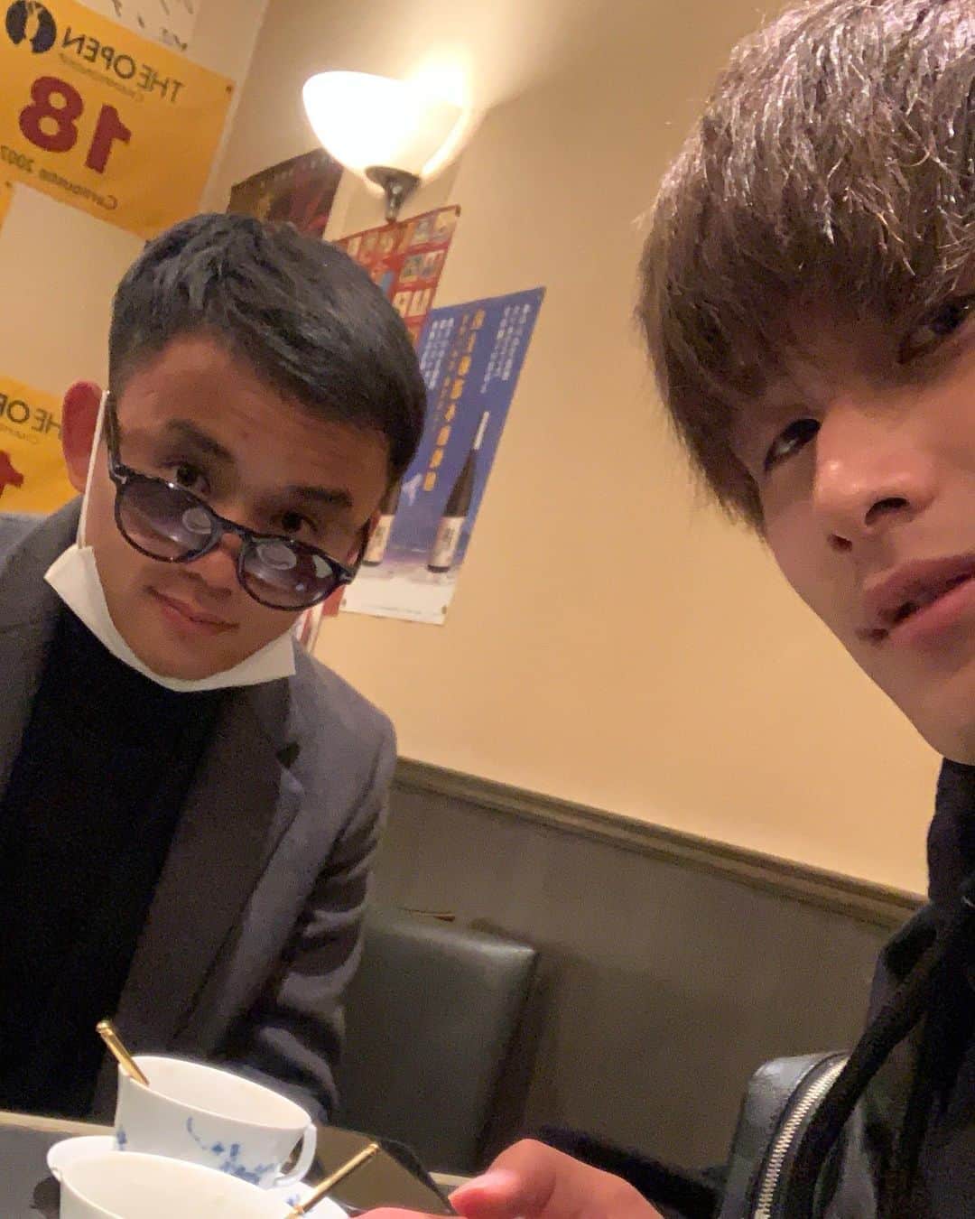 橋岡大樹のインスタグラム：「時差スタグラム クリスマスイブにこの子と過ごす。  #クリスマスイブ #最初の店で写真撮り忘れて #カフェで撮る　#変装しすぎて　 #誰かわからなかった #久保建英 #髪の毛ぺっちゃんこ #橋岡大樹」