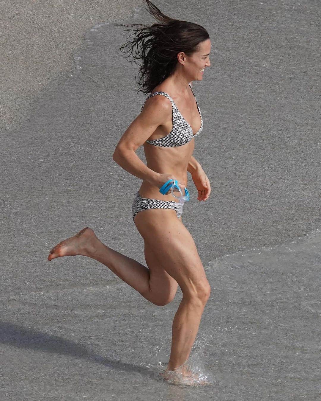 Just Jaredさんのインスタグラム写真 - (Just JaredInstagram)「Bikini-clad Pippa Middleton goes for a swim in the ocean during a day at the beach with younger brother James & their family! #PippaMiddleton #JamesMiddleton Photos: Splash」12月31日 7時27分 - justjared