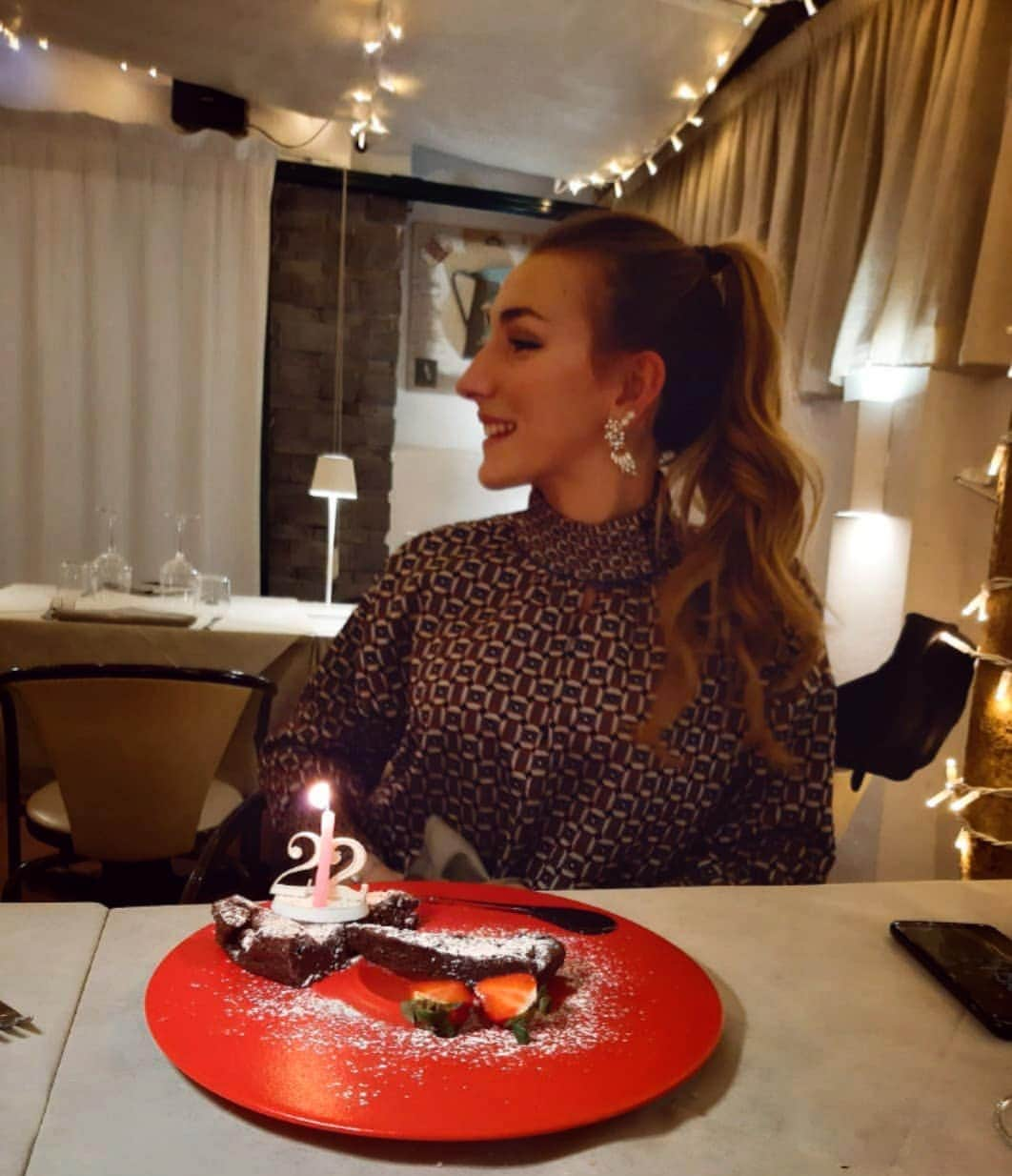 ヴィットリア・レペットのインスタグラム：「Dopo una serie infinita di festeggiamenti... +22 🎉♥️ #bdaygirl」