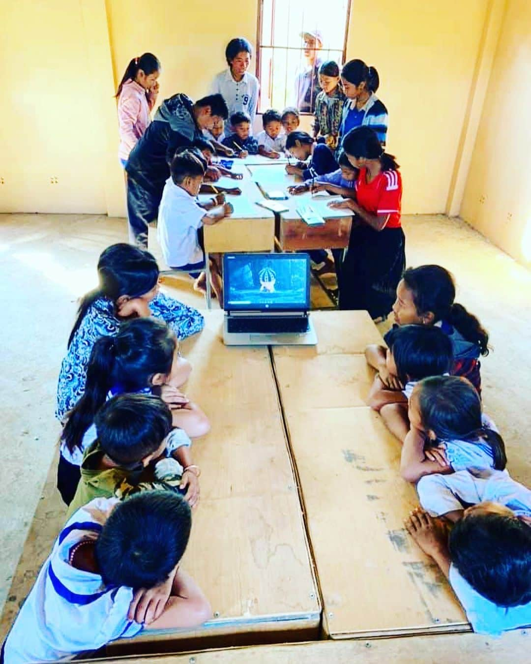 RyosukeTakenakaのインスタグラム：「they learn art by using laptop. . #school#Cambodia#study#art#steam #dream」