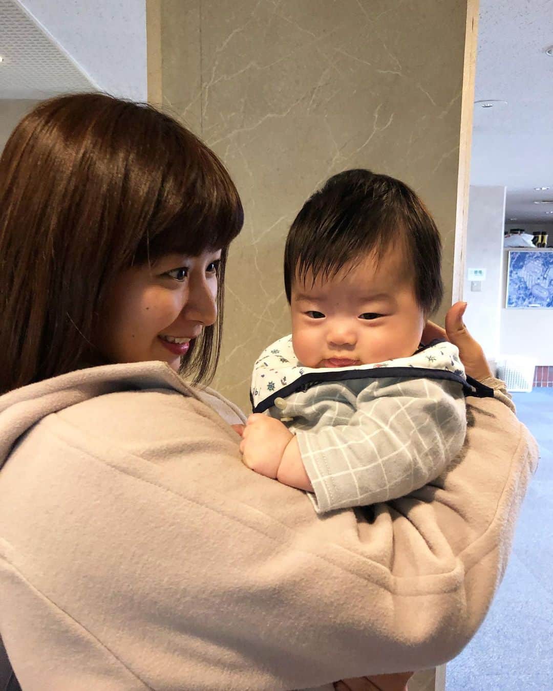 星野涼子さんのインスタグラム写真 - (星野涼子Instagram)「稲富菜穂ちゃんが夢に出てきた💕夢の中でも優しかった😍  今年の春に菜穂ちゃんに会えて、 息子抱っこしてもらえて嬉しかったな😊 菜穂ちゃん抱っこからの、 東スポ館林記者抱っこで泣き出しそうな息子😅😂 2人とも優しいのにー😅 "子"一色の2019年でした。 来年の干支は"子"ねずみ！年女！ うまくつながりました(笑)  来年もみんなとつながっていけますように✨ 良いお年をお迎えください😊  #稲富菜穂　ちゃん　#夢　#息子　#抱っこ　#東スポ　#干支　#2019 #dream #baby #hug #son #꿈 #아기 #아들」12月31日 7時35分 - ryoko.hoshino