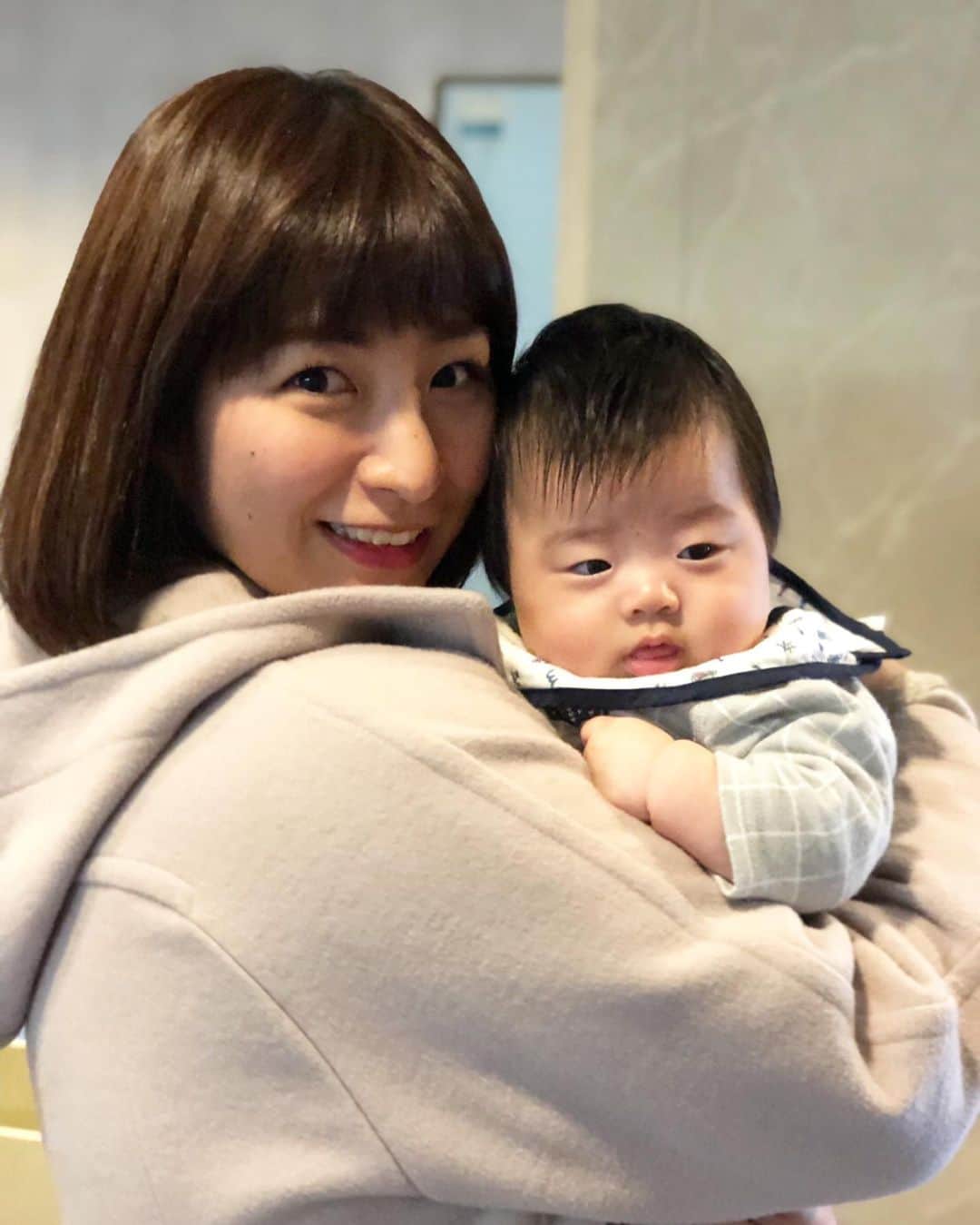 星野涼子さんのインスタグラム写真 - (星野涼子Instagram)「稲富菜穂ちゃんが夢に出てきた💕夢の中でも優しかった😍  今年の春に菜穂ちゃんに会えて、 息子抱っこしてもらえて嬉しかったな😊 菜穂ちゃん抱っこからの、 東スポ館林記者抱っこで泣き出しそうな息子😅😂 2人とも優しいのにー😅 "子"一色の2019年でした。 来年の干支は"子"ねずみ！年女！ うまくつながりました(笑)  来年もみんなとつながっていけますように✨ 良いお年をお迎えください😊  #稲富菜穂　ちゃん　#夢　#息子　#抱っこ　#東スポ　#干支　#2019 #dream #baby #hug #son #꿈 #아기 #아들」12月31日 7時35分 - ryoko.hoshino